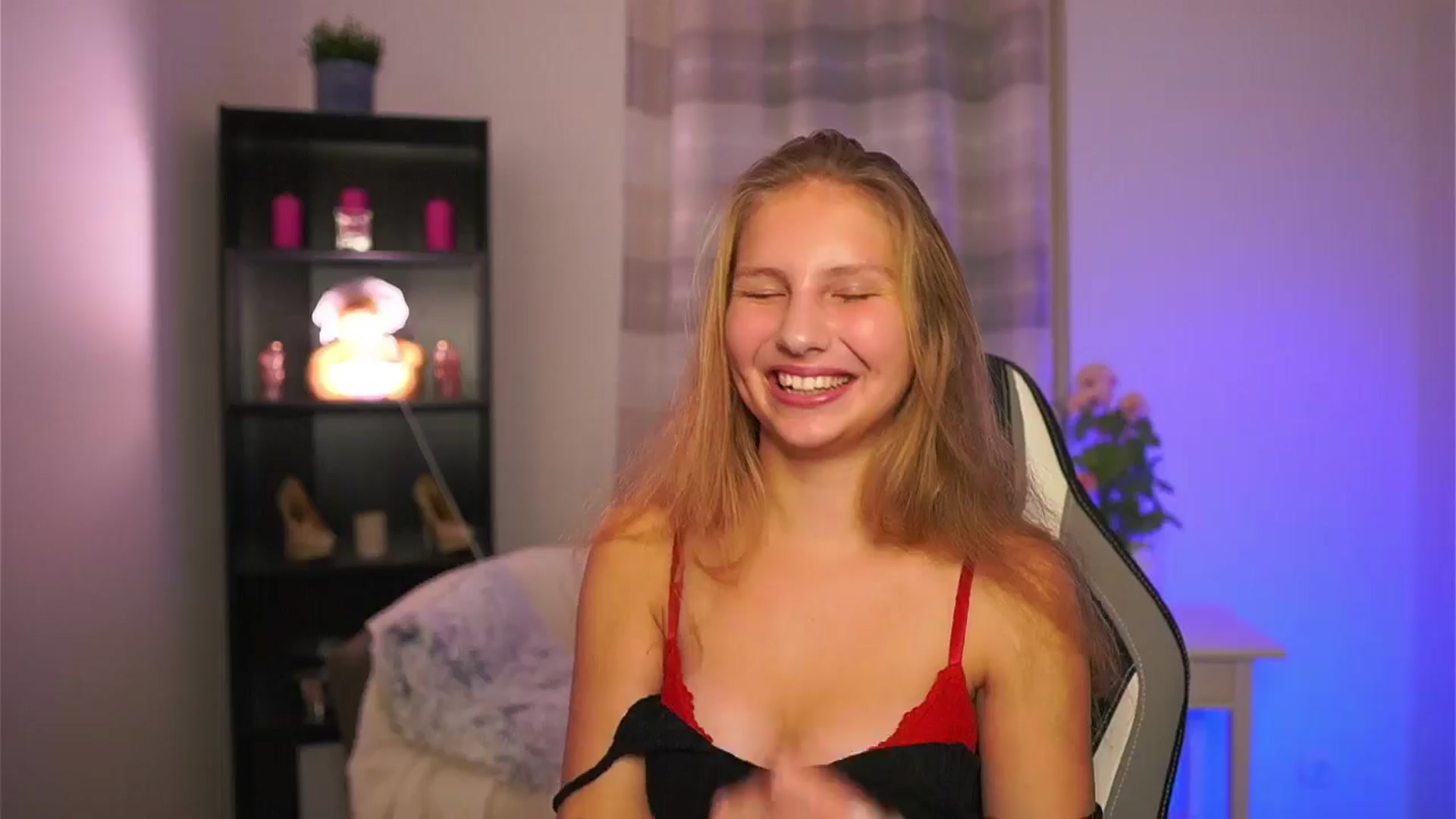Gallery image thumbnail from Emmie_murray's myfreecams stream on, 12/11/2025, 18:20 image 8 of 20