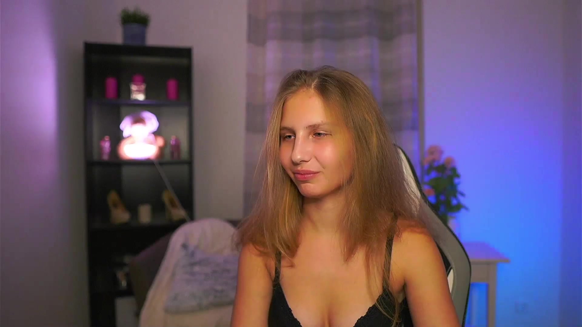 Gallery image thumbnail from Emmie_murray's myfreecams stream on, 12/12/2025, 23:01 image 16 of 20