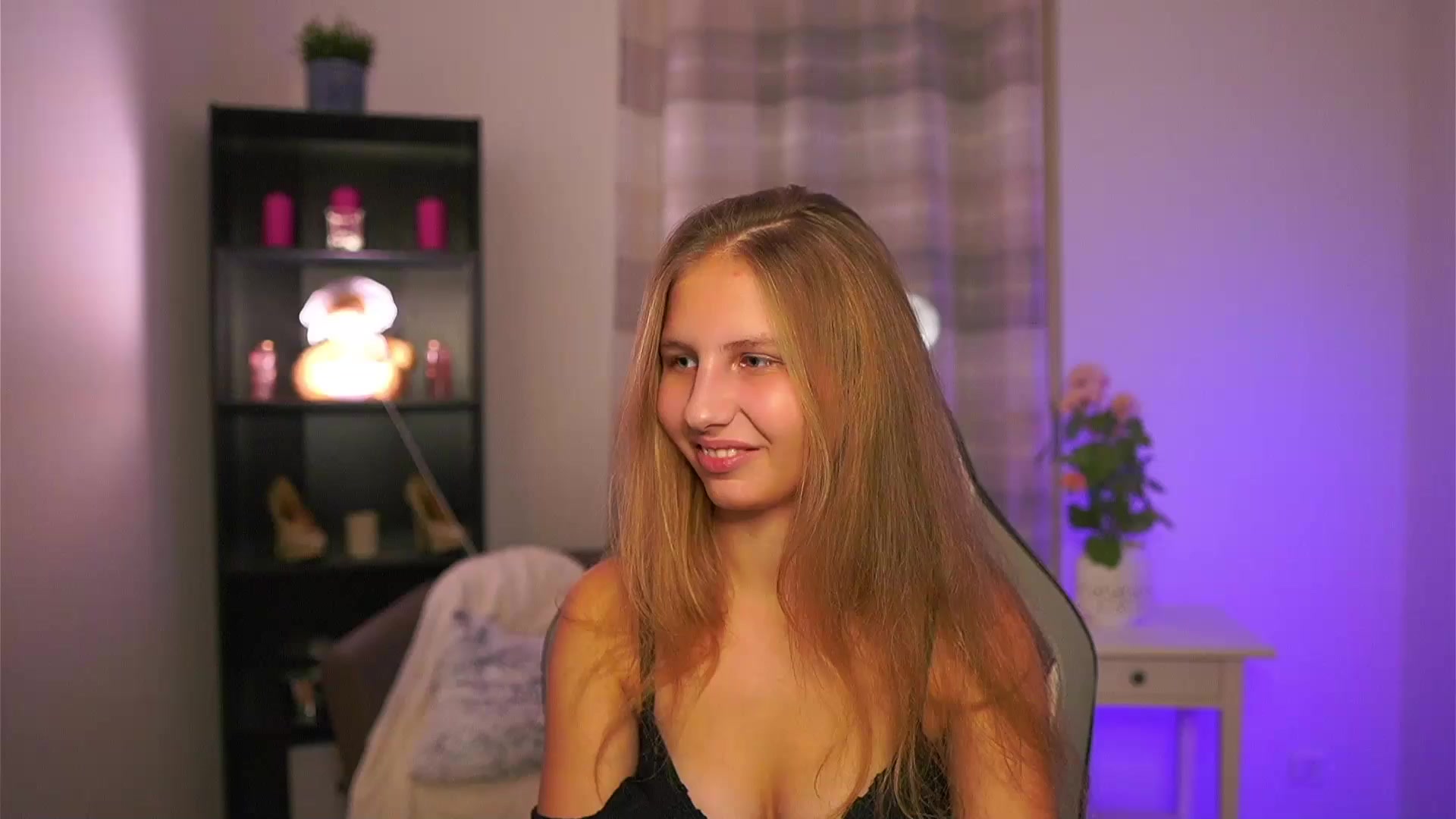 Gallery image thumbnail from Emmie_murray's myfreecams stream on, 12/12/2025, 23:01 image 11 of 20