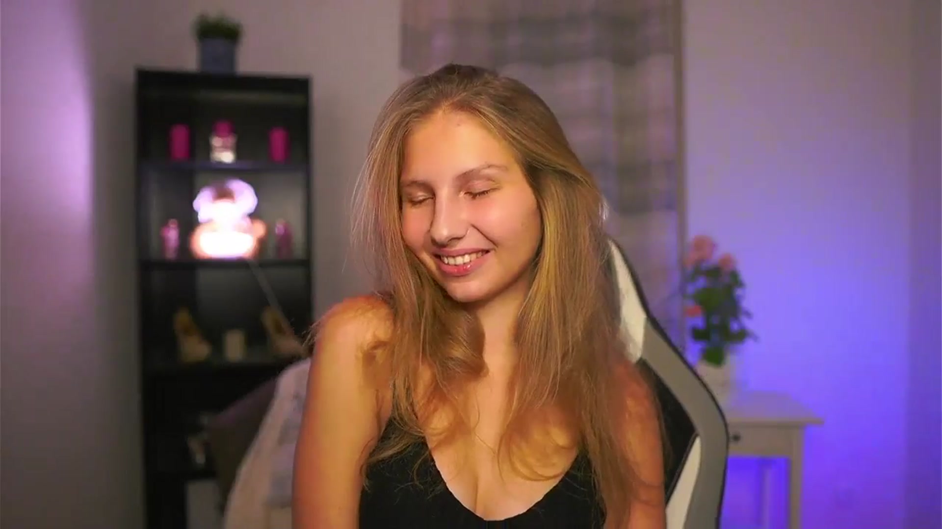 Gallery image thumbnail from Emmie_murray's myfreecams stream on, 12/12/2025, 23:01 image 6 of 20