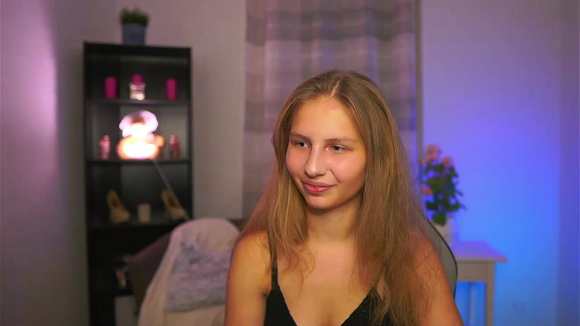 Gallery image thumbnail from Emmie_murray's myfreecams stream on, 12/12/2025, 23:01 image 2 of 20