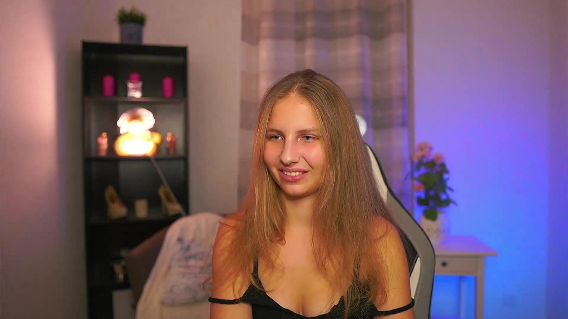 Gallery image thumbnail from Emmie_murray's myfreecams stream on, 12/12/2025, 23:01 image 14 of 20