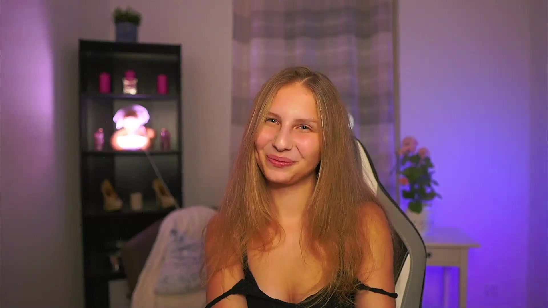 Gallery image thumbnail from Emmie_murray's myfreecams stream on, 12/12/2025, 23:01 image 13 of 20