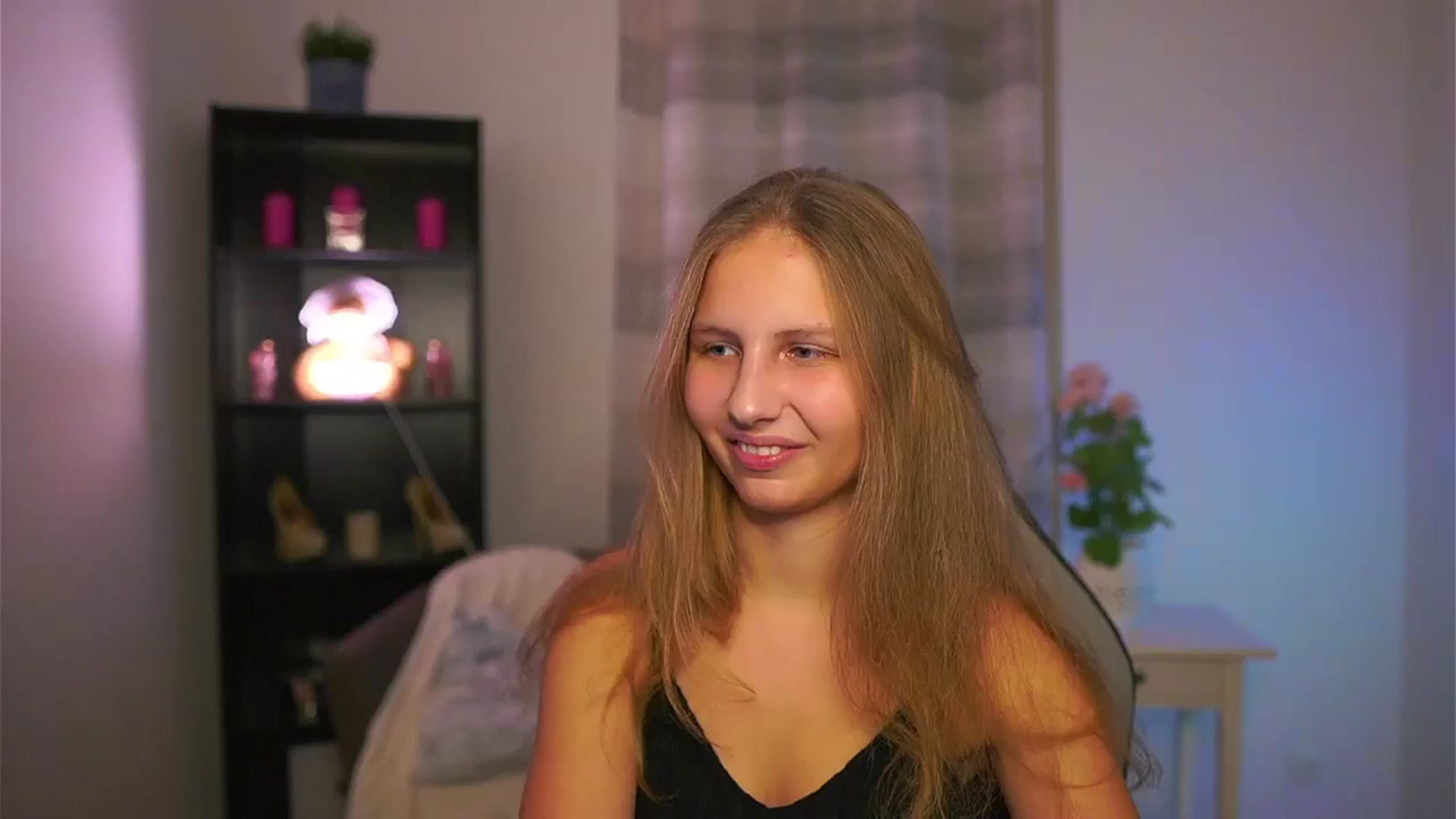 Gallery image thumbnail from Emmie_murray's myfreecams stream on, 12/12/2025, 23:01 image 4 of 20