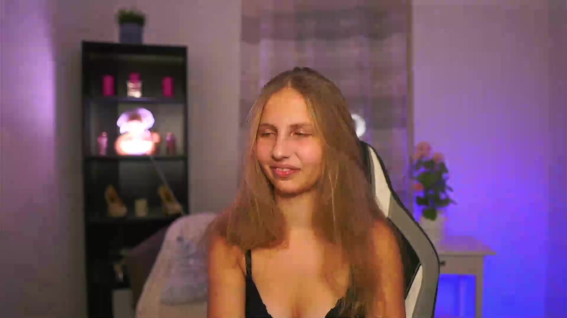 Gallery image thumbnail from Emmie_murray's myfreecams stream on, 12/12/2025, 23:01 image 20 of 20