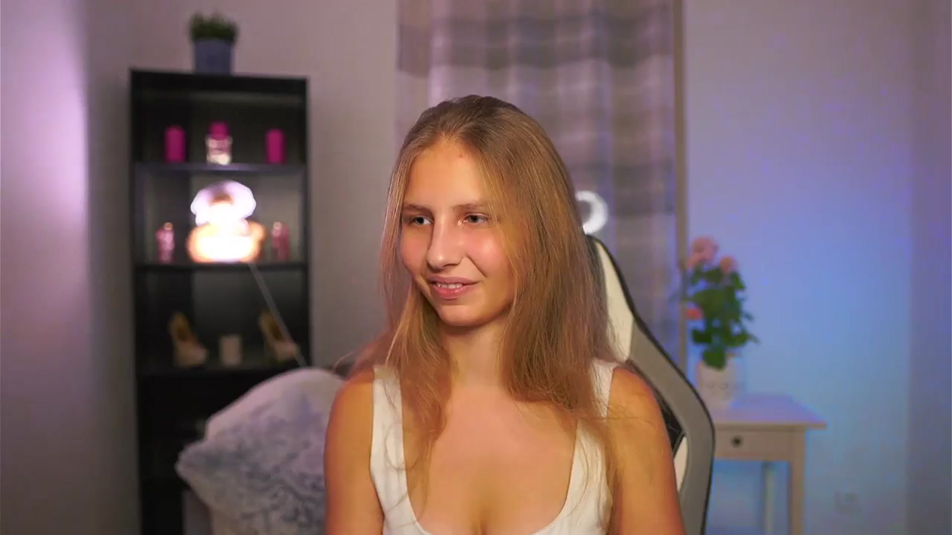 Gallery image thumbnail from Emmie_murray's myfreecams stream on, 12/13/2025, 21:37 image 5 of 20