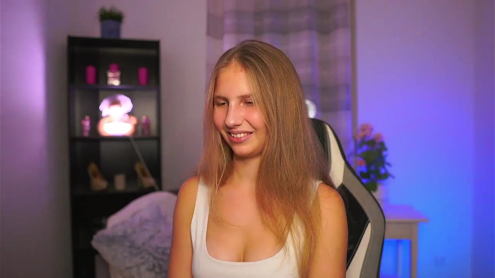 Gallery image thumbnail from Emmie_murray's myfreecams stream on, 12/13/2025, 21:37 image 2 of 20