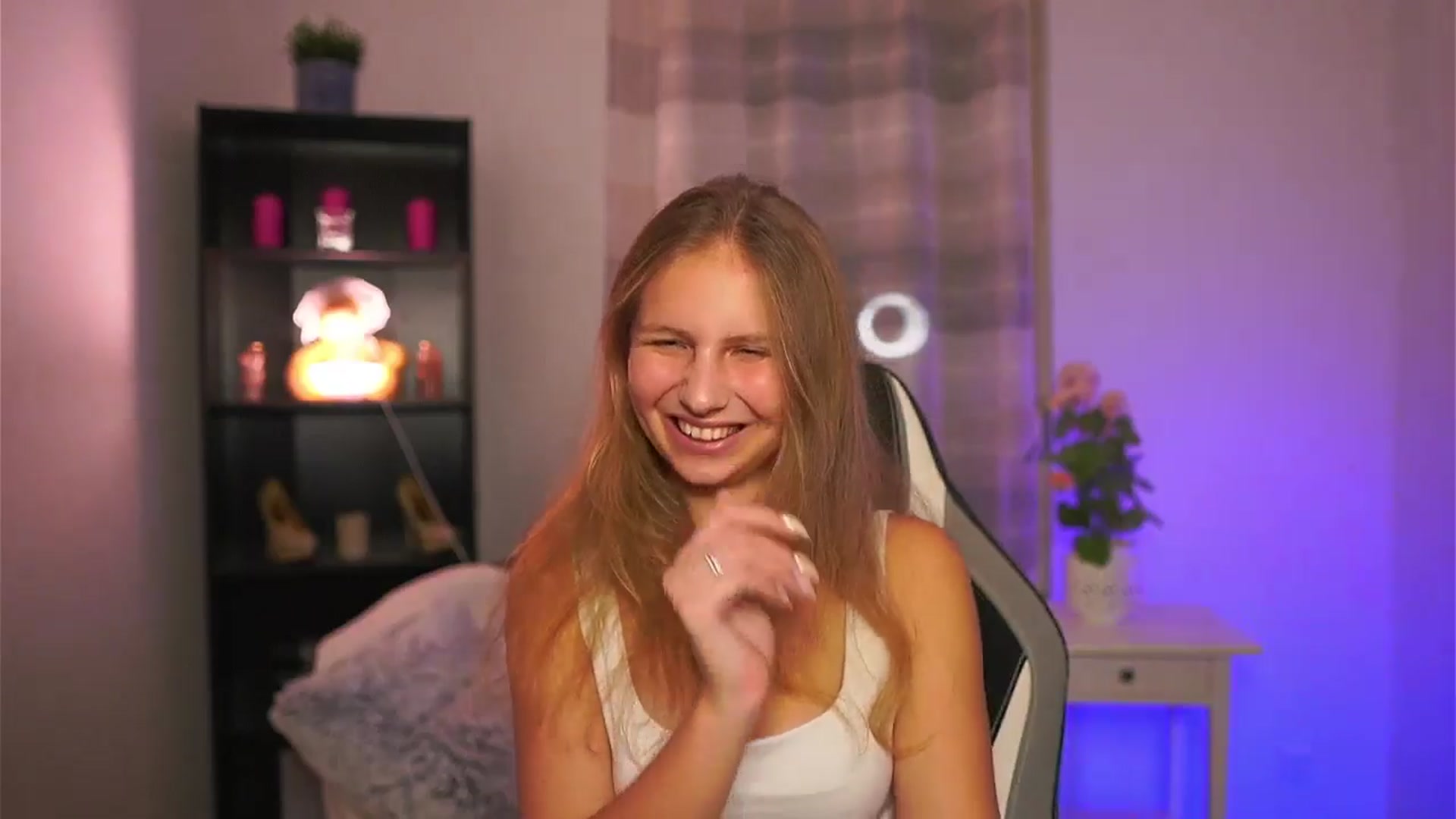 Gallery image thumbnail from Emmie_murray's myfreecams stream on, 12/13/2025, 21:37 image 14 of 20