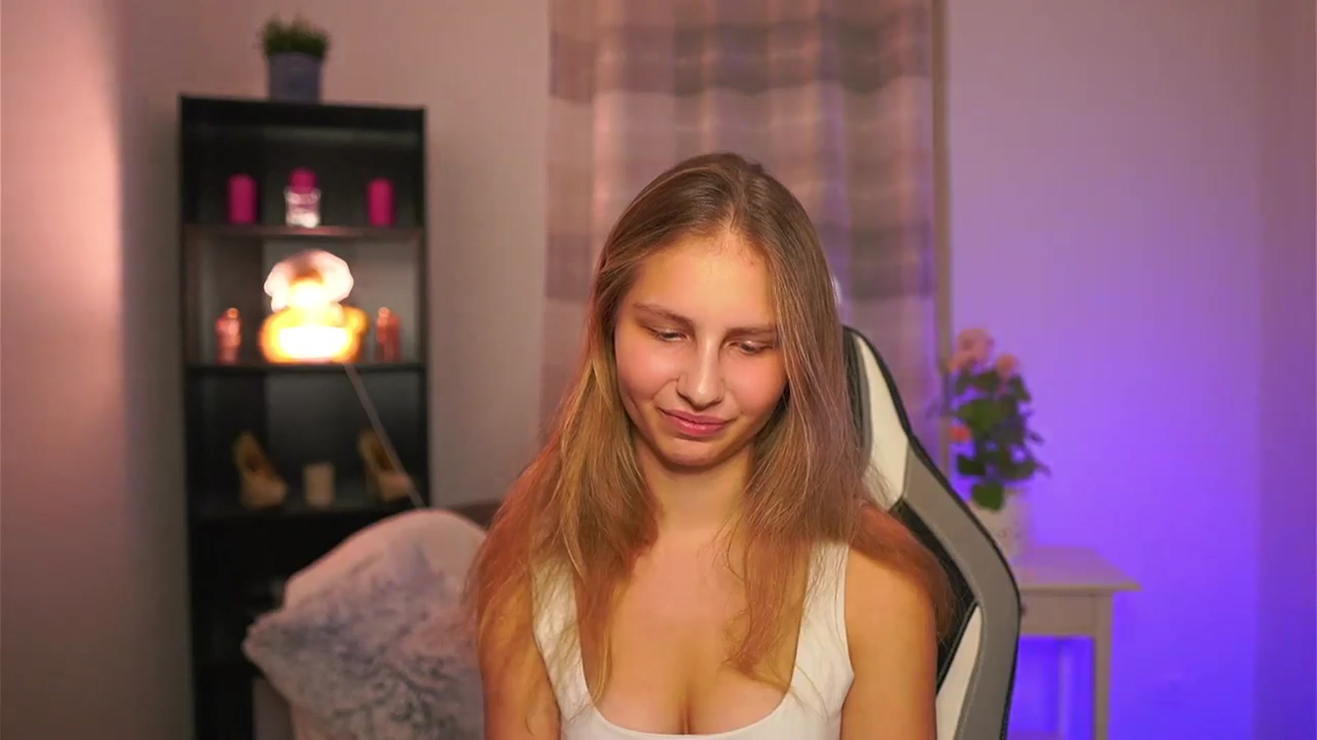 Gallery image thumbnail from Emmie_murray's myfreecams stream on, 12/13/2025, 21:37 image 13 of 20