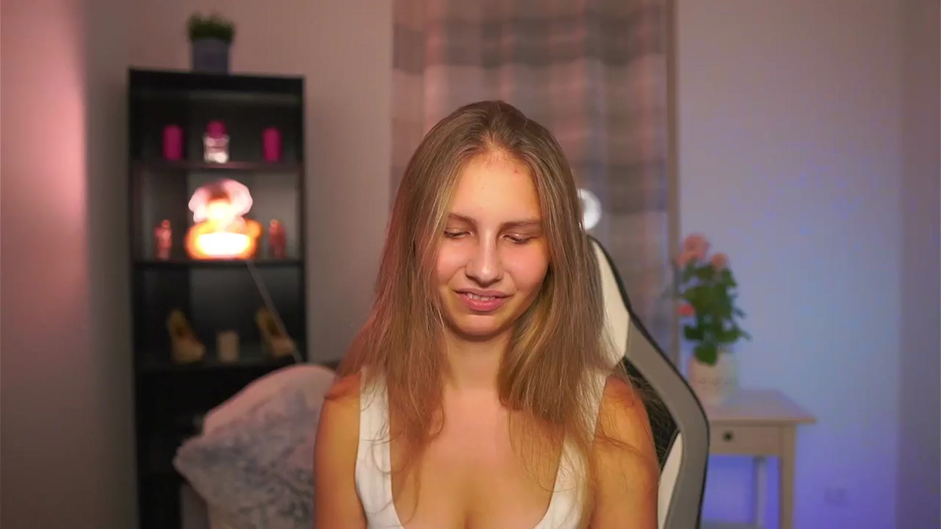 Gallery image thumbnail from Emmie_murray's myfreecams stream on, 12/13/2025, 21:37 image 6 of 20