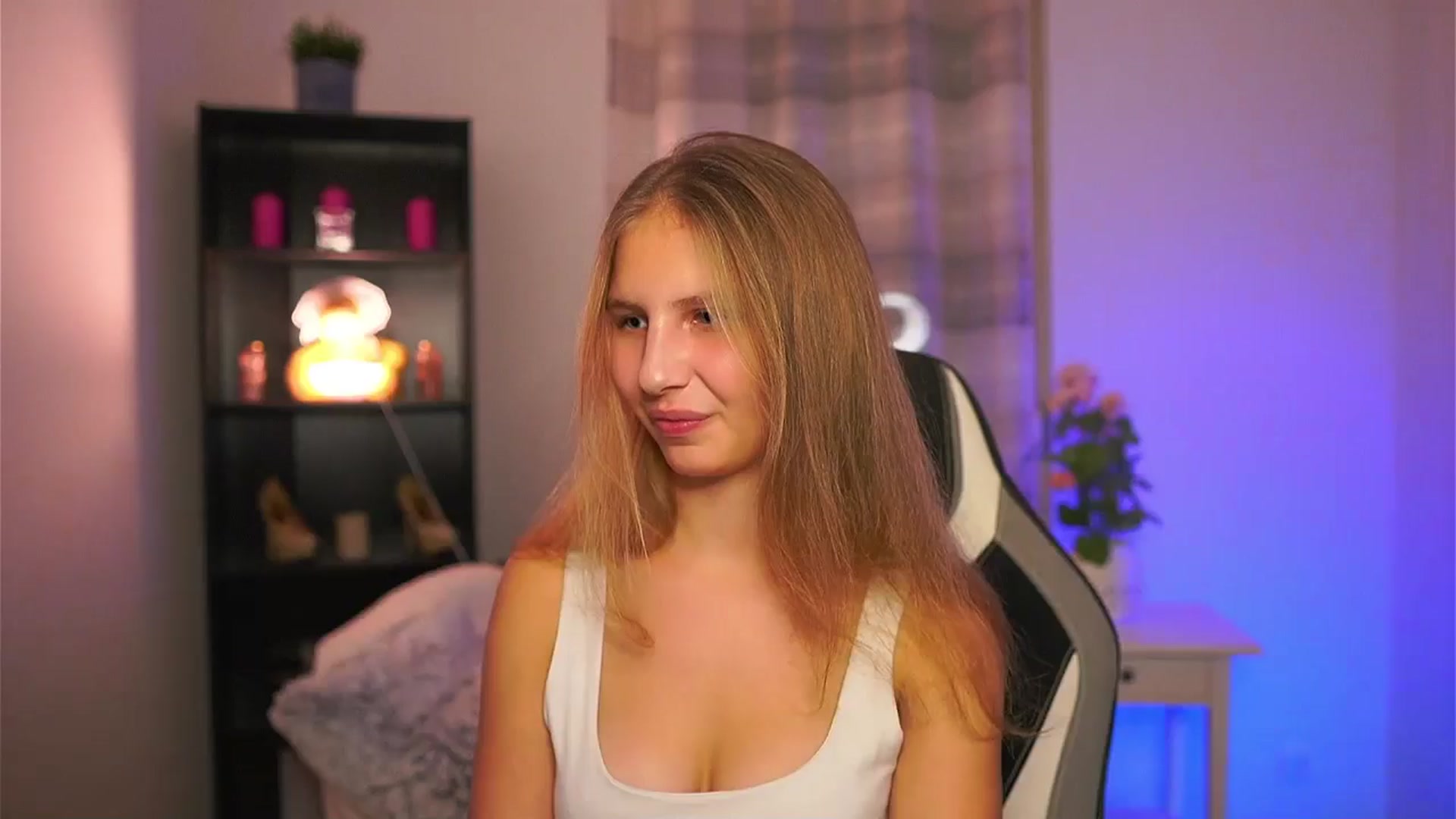Gallery image thumbnail from Emmie_murray's myfreecams stream on, 12/13/2025, 21:37 image 1 of 20