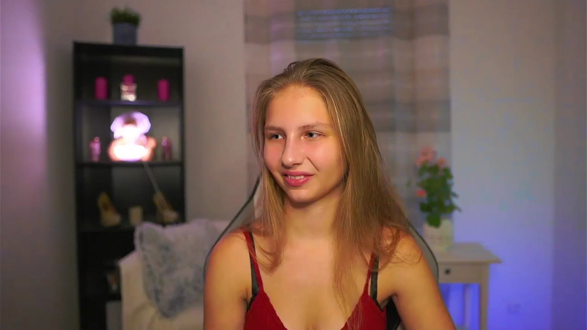 Gallery image thumbnail from Emmie_murray's myfreecams stream on, 12/17/2025, 14:46 image 9 of 20
