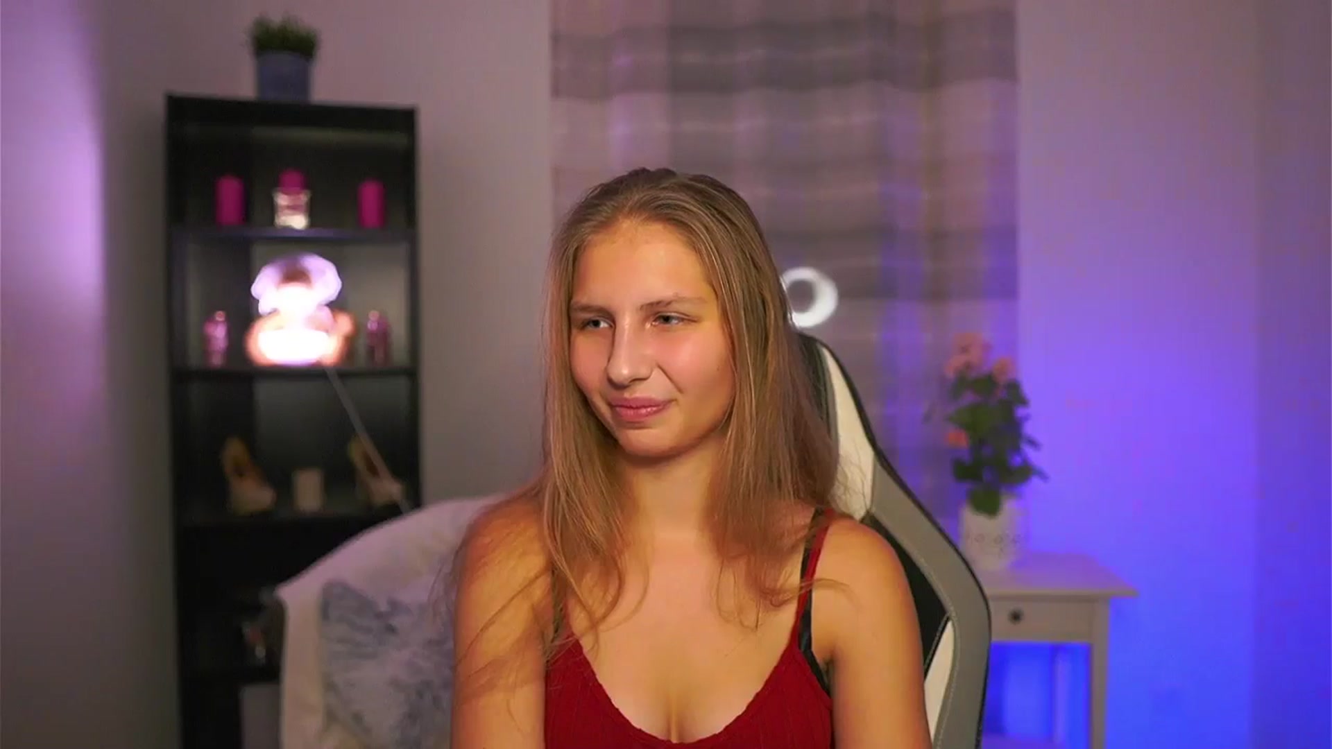 Gallery image thumbnail from Emmie_murray's myfreecams stream on, 12/17/2025, 17:21 image 14 of 20