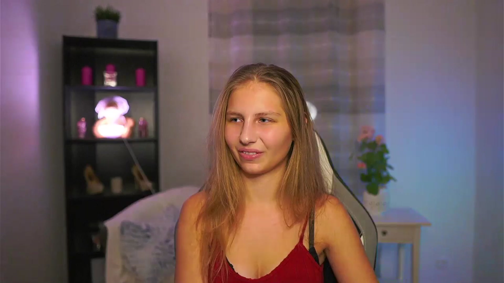 Gallery image thumbnail from Emmie_murray's myfreecams stream on, 12/17/2025, 17:21 image 2 of 20