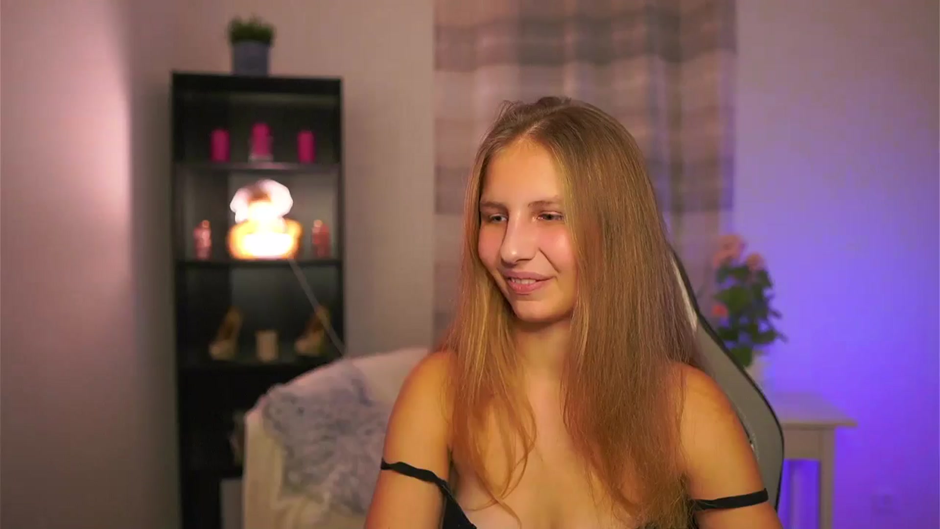 Gallery image thumbnail from Emmie_murray's myfreecams stream on, 12/19/2025, 18:33 image 13 of 20