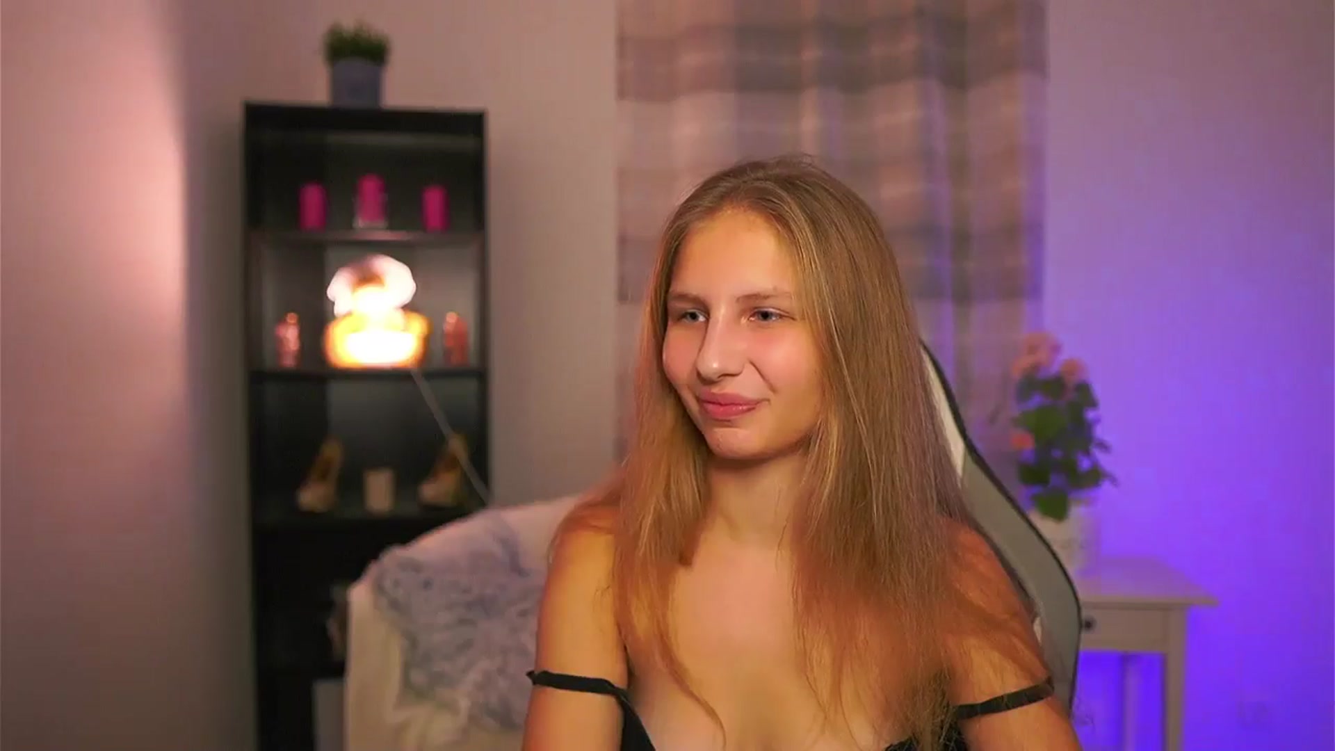 Gallery image thumbnail from Emmie_murray's myfreecams stream on, 12/19/2025, 18:33 image 15 of 20