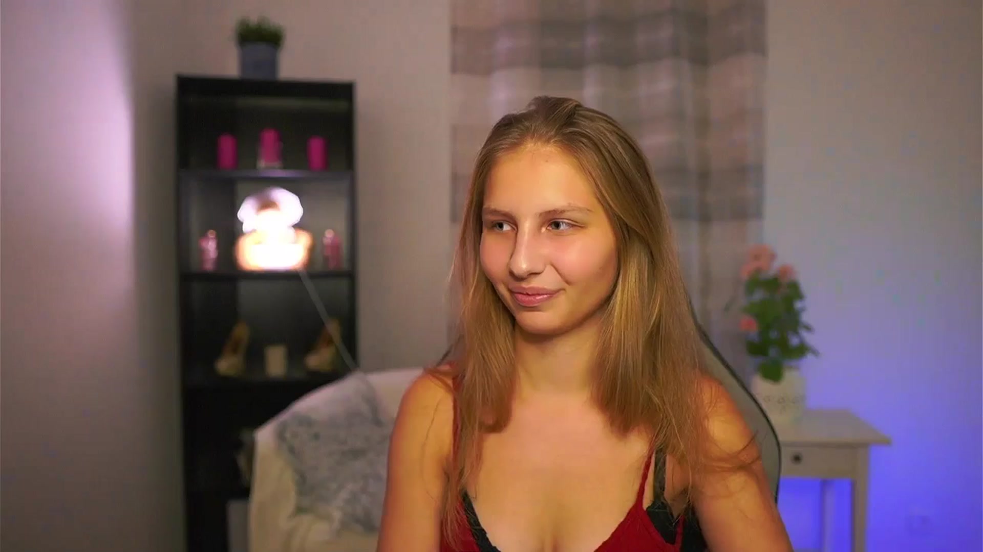 Gallery image thumbnail from Emmie_murray's myfreecams stream on, 12/19/2025, 18:33 image 2 of 20
