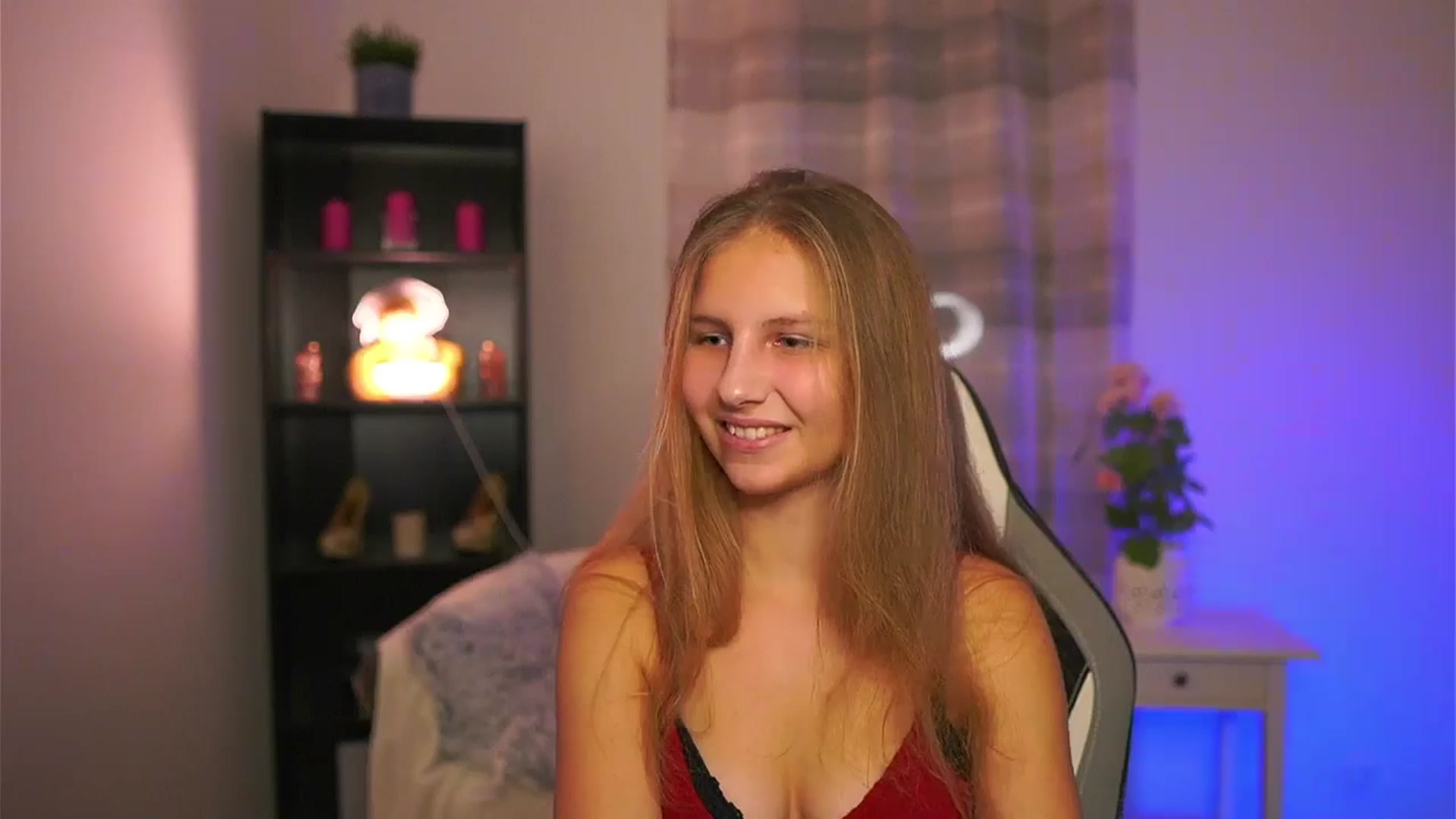 Gallery image thumbnail from Emmie_murray's myfreecams stream on, 12/19/2025, 18:33 image 3 of 20