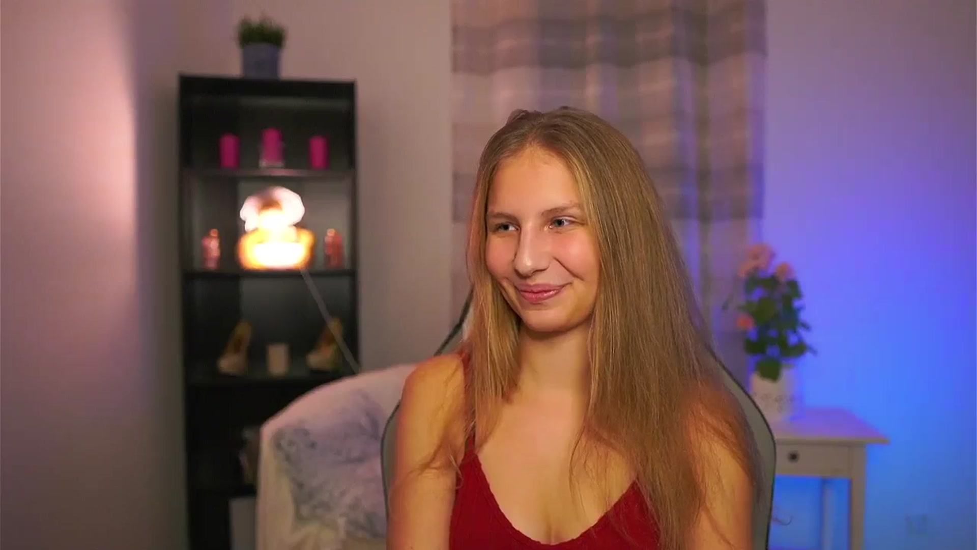Gallery image thumbnail from Emmie_murray's myfreecams stream on, 12/19/2025, 19:19 image 2 of 20