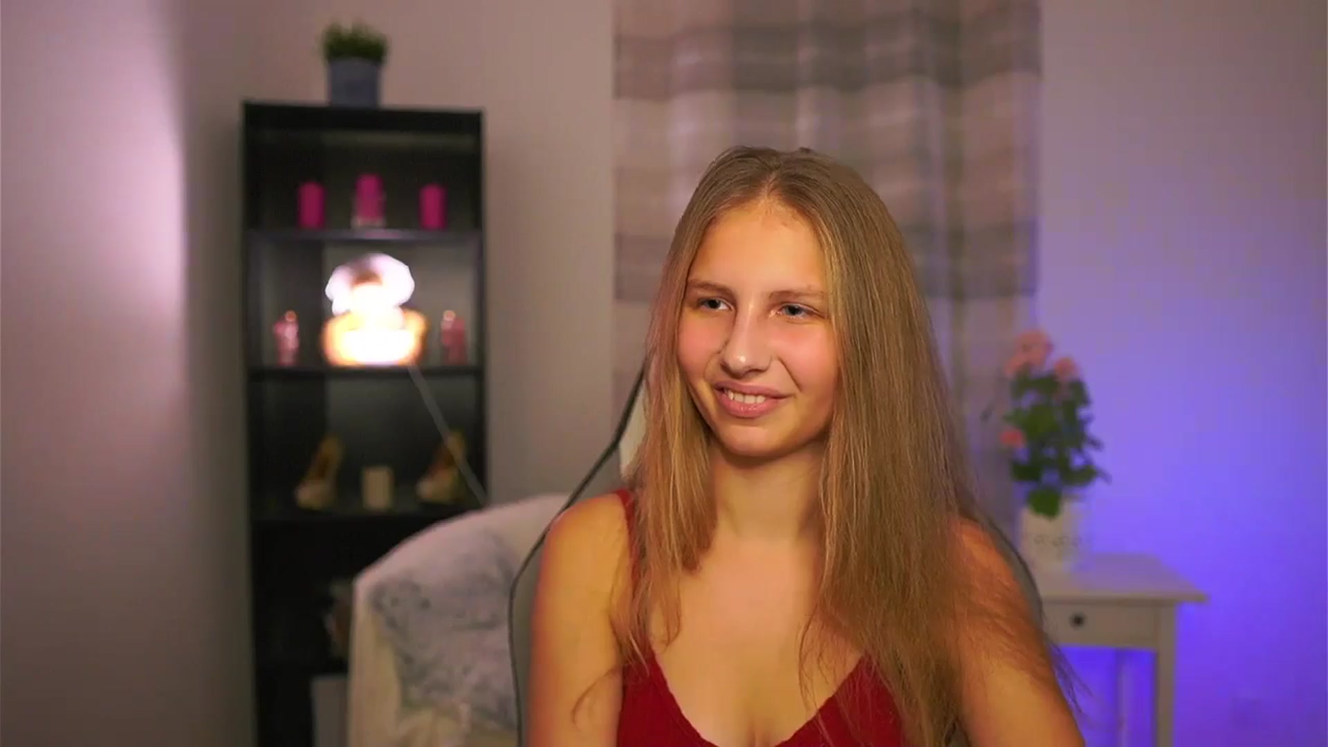 Gallery image thumbnail from Emmie_murray's myfreecams stream on, 12/19/2025, 19:19 image 4 of 20