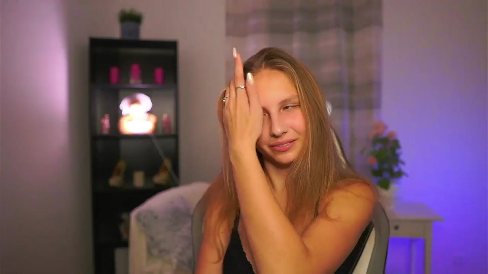 Gallery image thumbnail from Emmie_murray's myfreecams stream on, 12/19/2025, 21:14 image 9 of 20