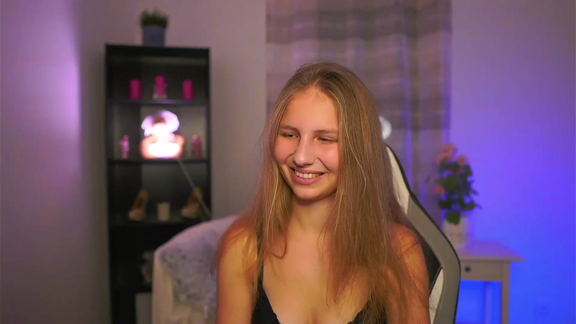 Gallery image thumbnail from Emmie_murray's myfreecams stream on, 12/19/2025, 21:14 image 10 of 20