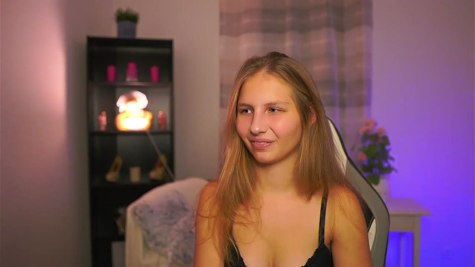 Gallery image thumbnail from Emmie_murray's myfreecams stream on, 12/19/2025, 21:14 image 15 of 20