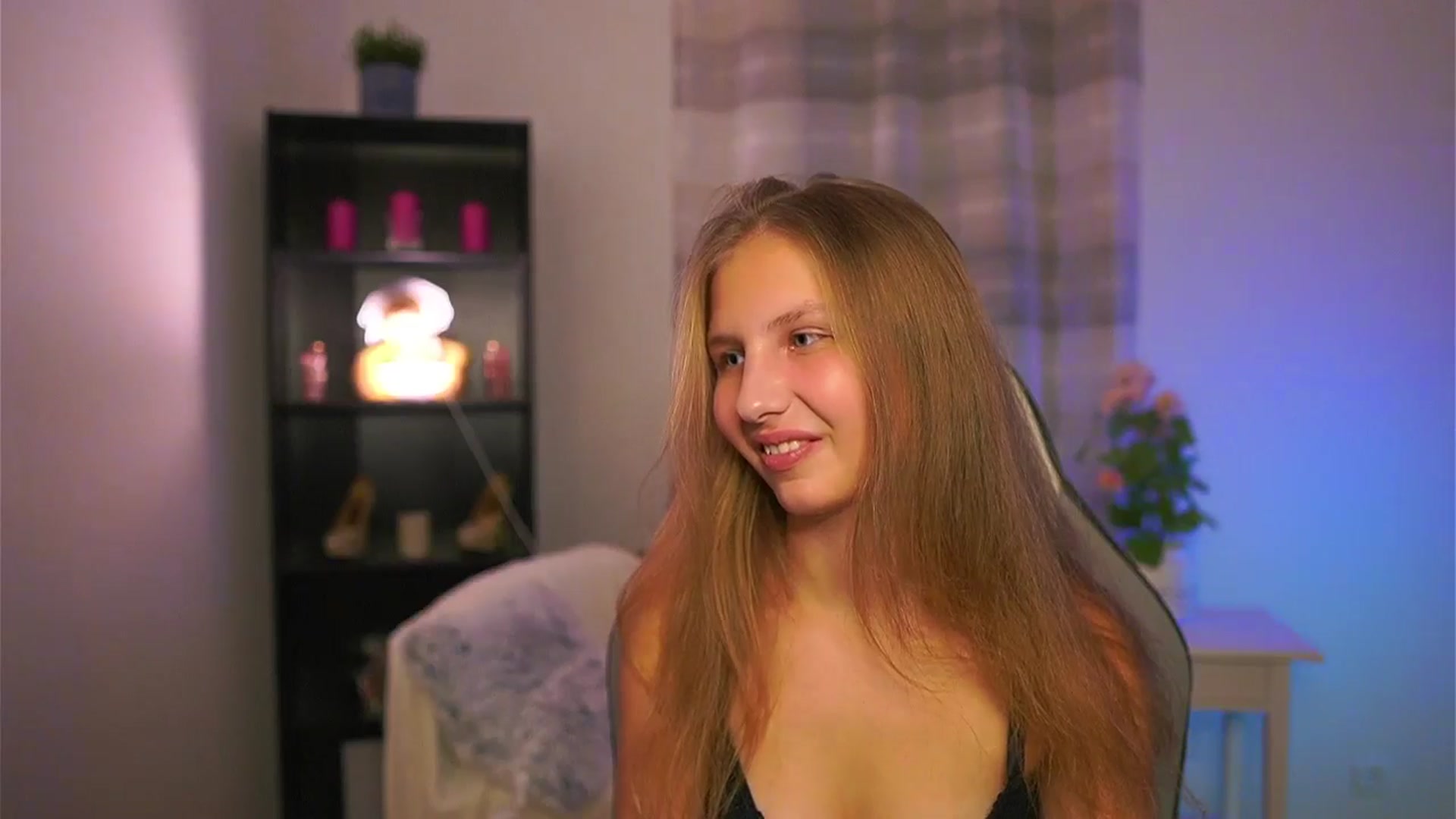 Gallery image thumbnail from Emmie_murray's myfreecams stream on, 12/19/2025, 21:14 image 16 of 20