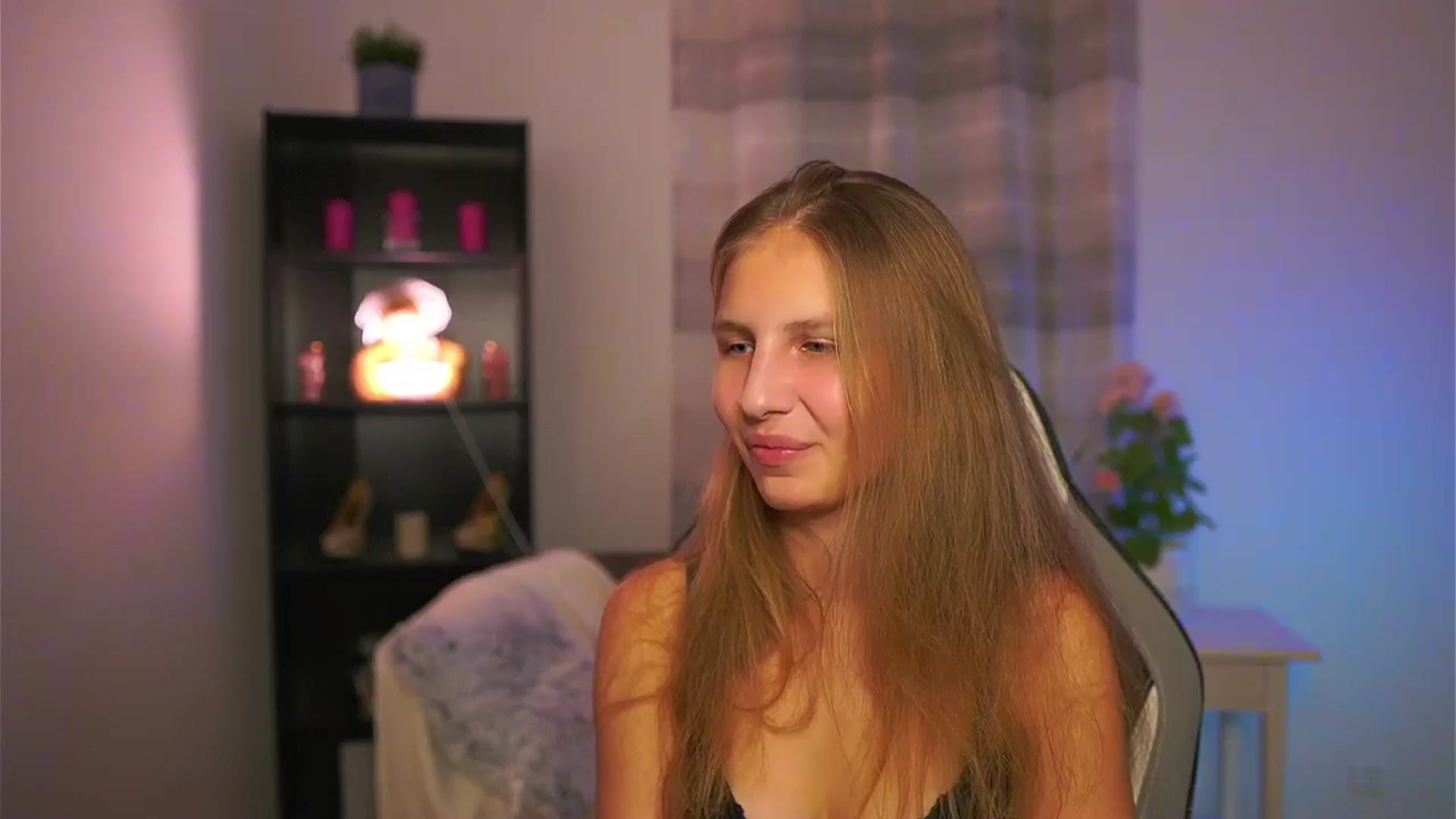 Gallery image thumbnail from Emmie_murray's myfreecams stream on, 12/19/2025, 23:08 image 8 of 20