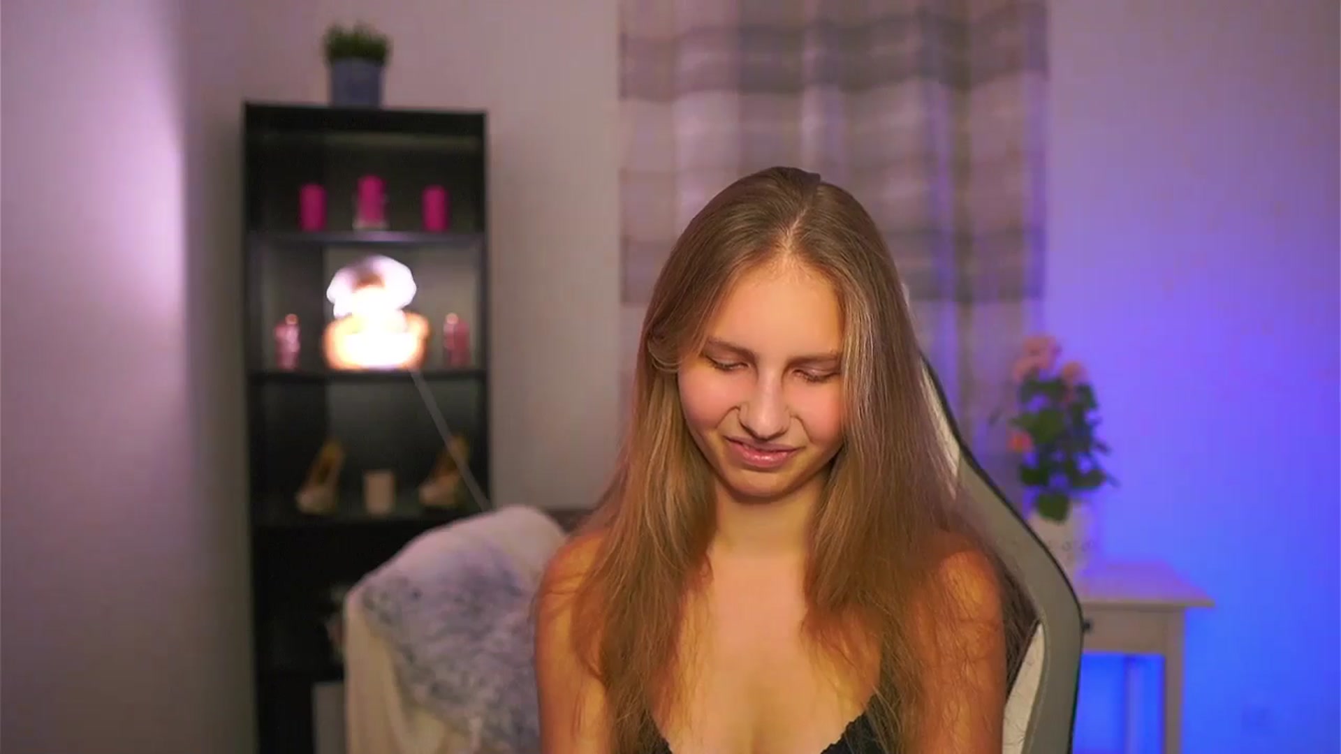 Gallery image thumbnail from Emmie_murray's myfreecams stream on, 12/19/2025, 23:08 image 3 of 20