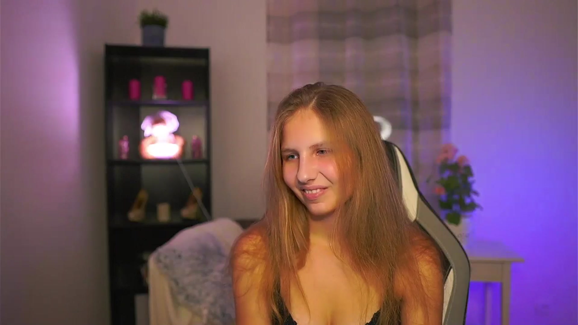 Gallery image thumbnail from Emmie_murray's myfreecams stream on, 12/19/2025, 23:08 image 13 of 20