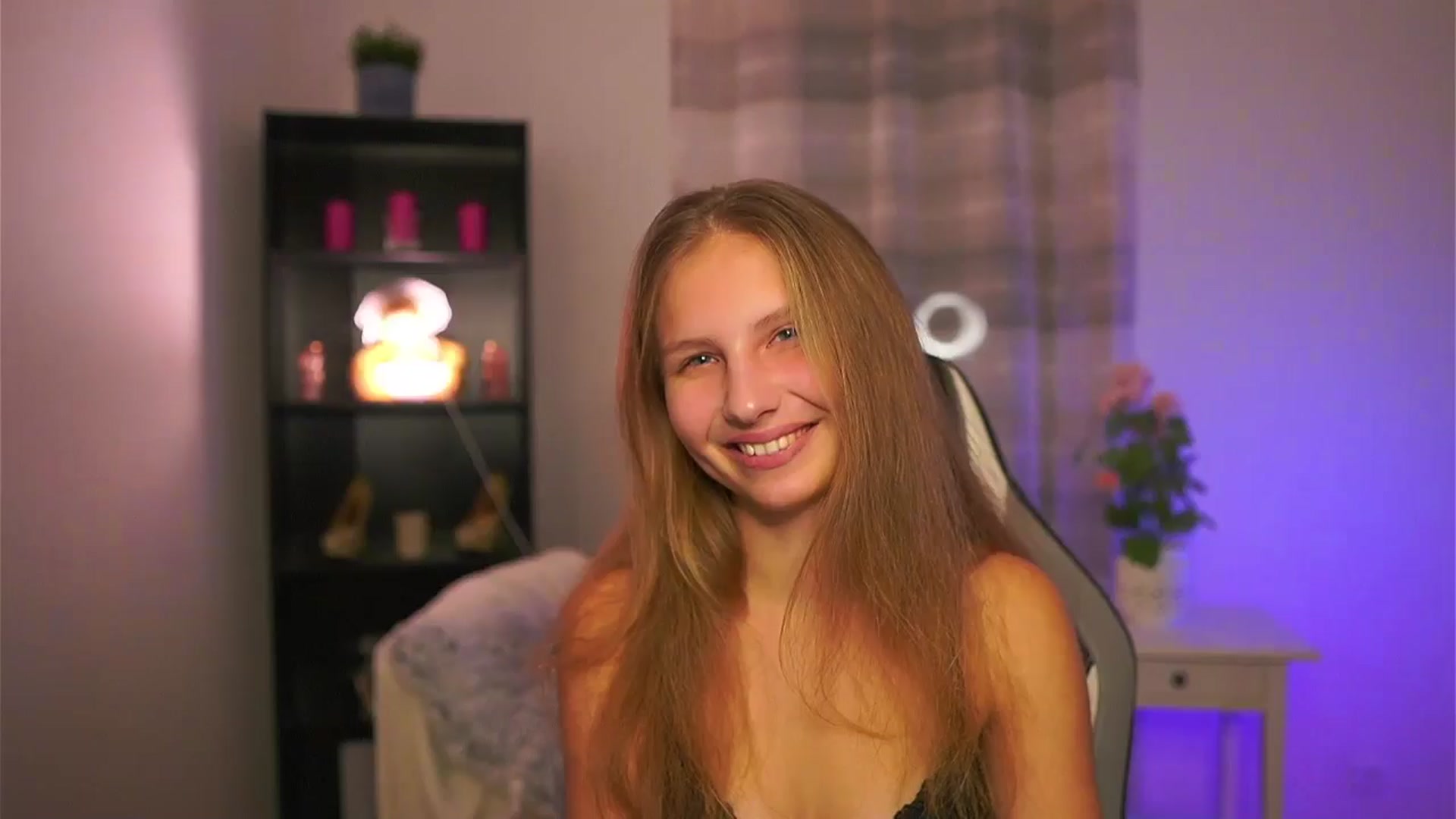 Gallery image thumbnail from Emmie_murray's myfreecams stream on, 12/19/2025, 23:08 image 1 of 20