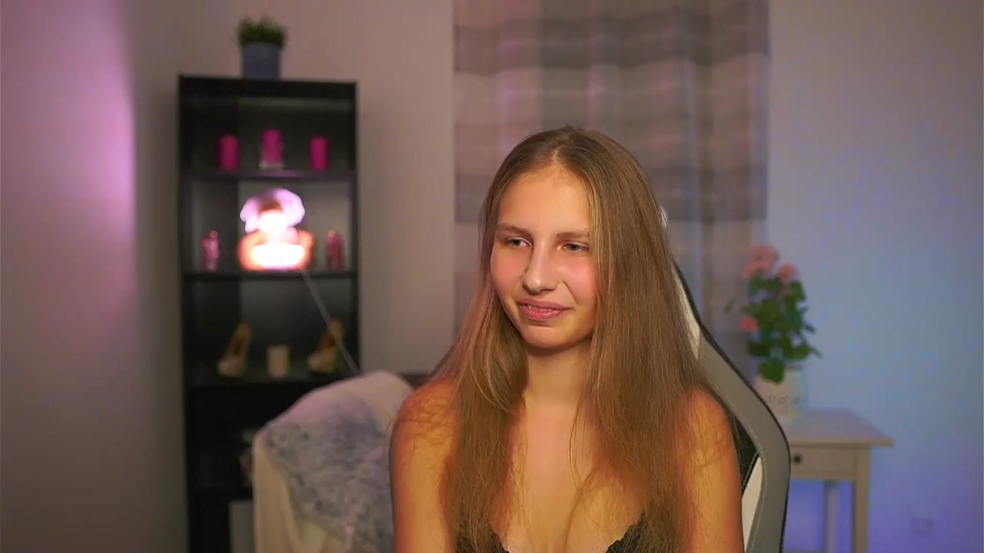 Gallery image thumbnail from Emmie_murray's myfreecams stream on, 12/19/2025, 23:08 image 2 of 20