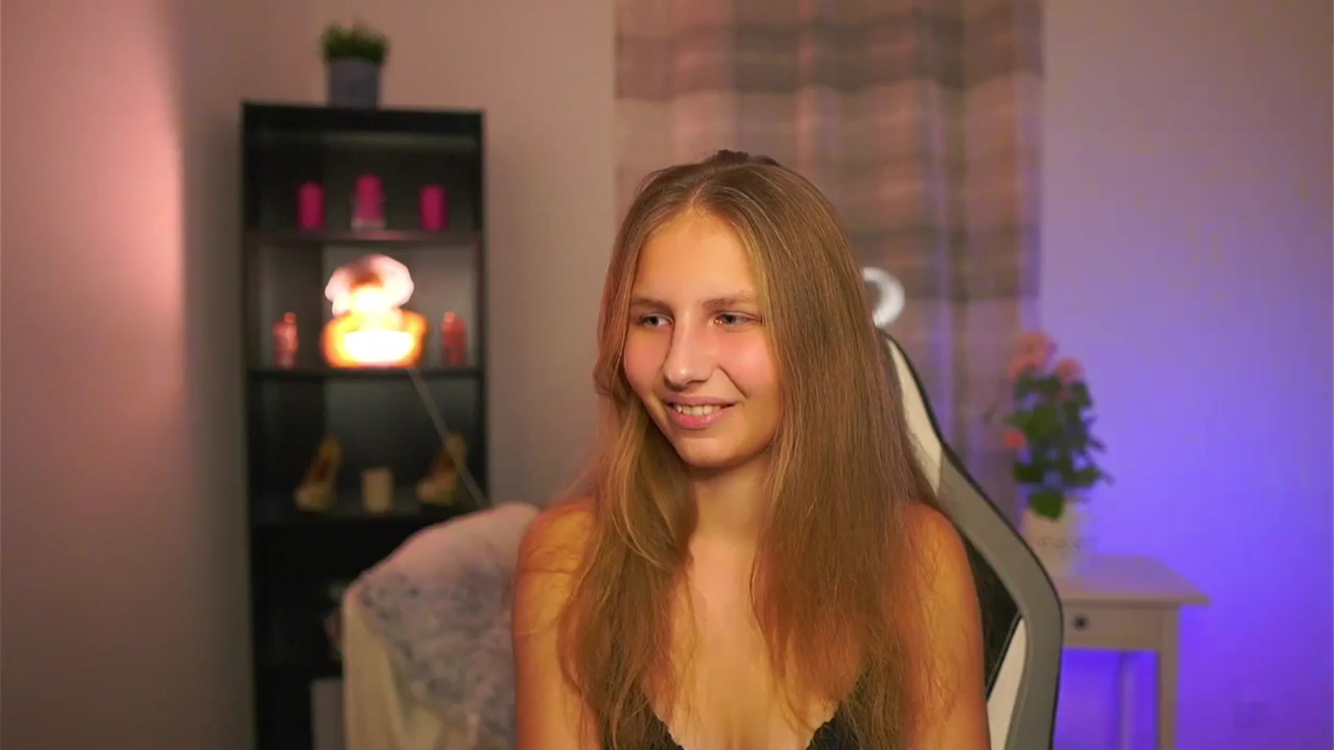 Gallery image thumbnail from Emmie_murray's myfreecams stream on, 12/19/2025, 23:08 image 7 of 20