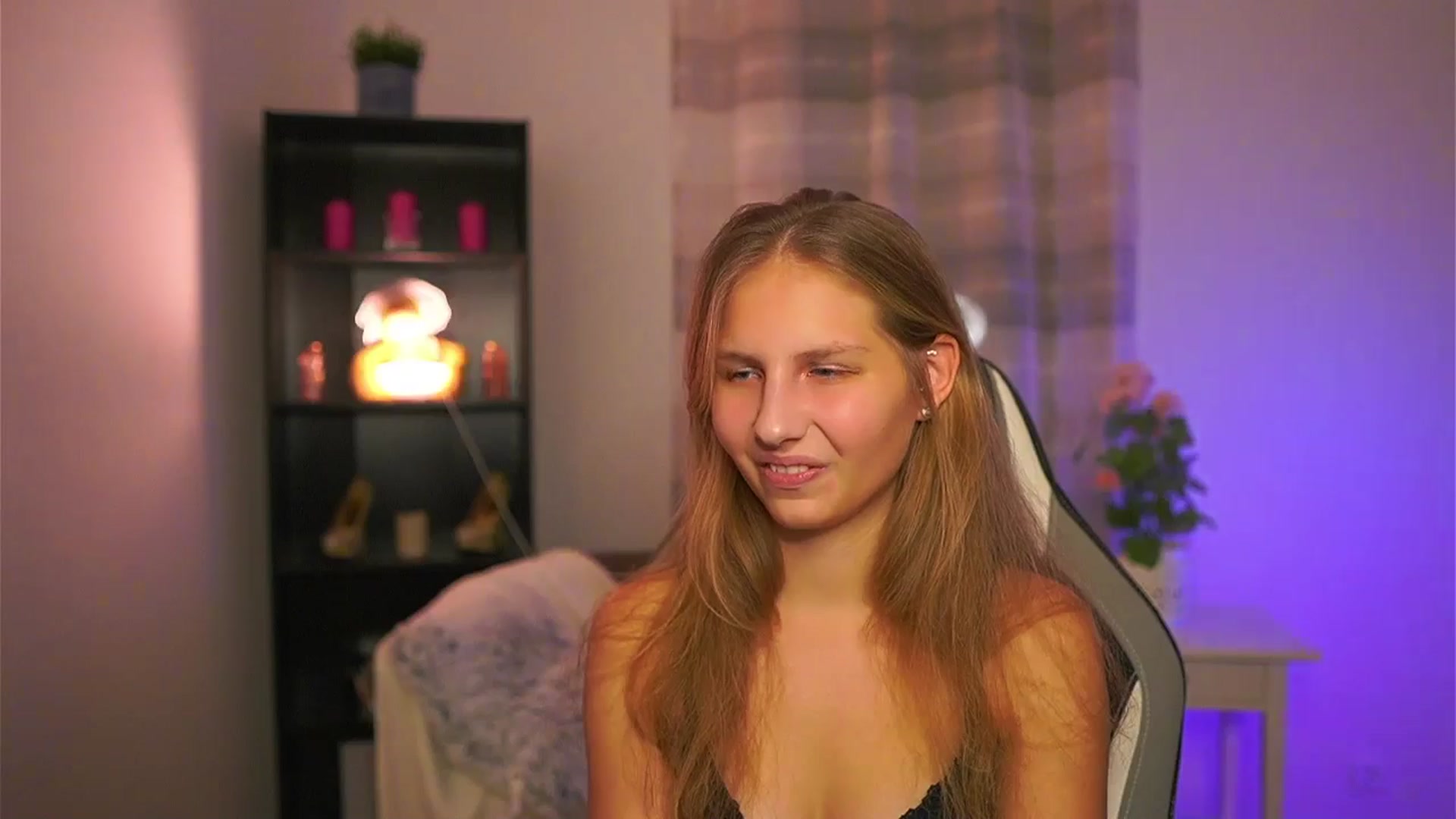 Gallery image thumbnail from Emmie_murray's myfreecams stream on, 12/19/2025, 23:08 image 4 of 20
