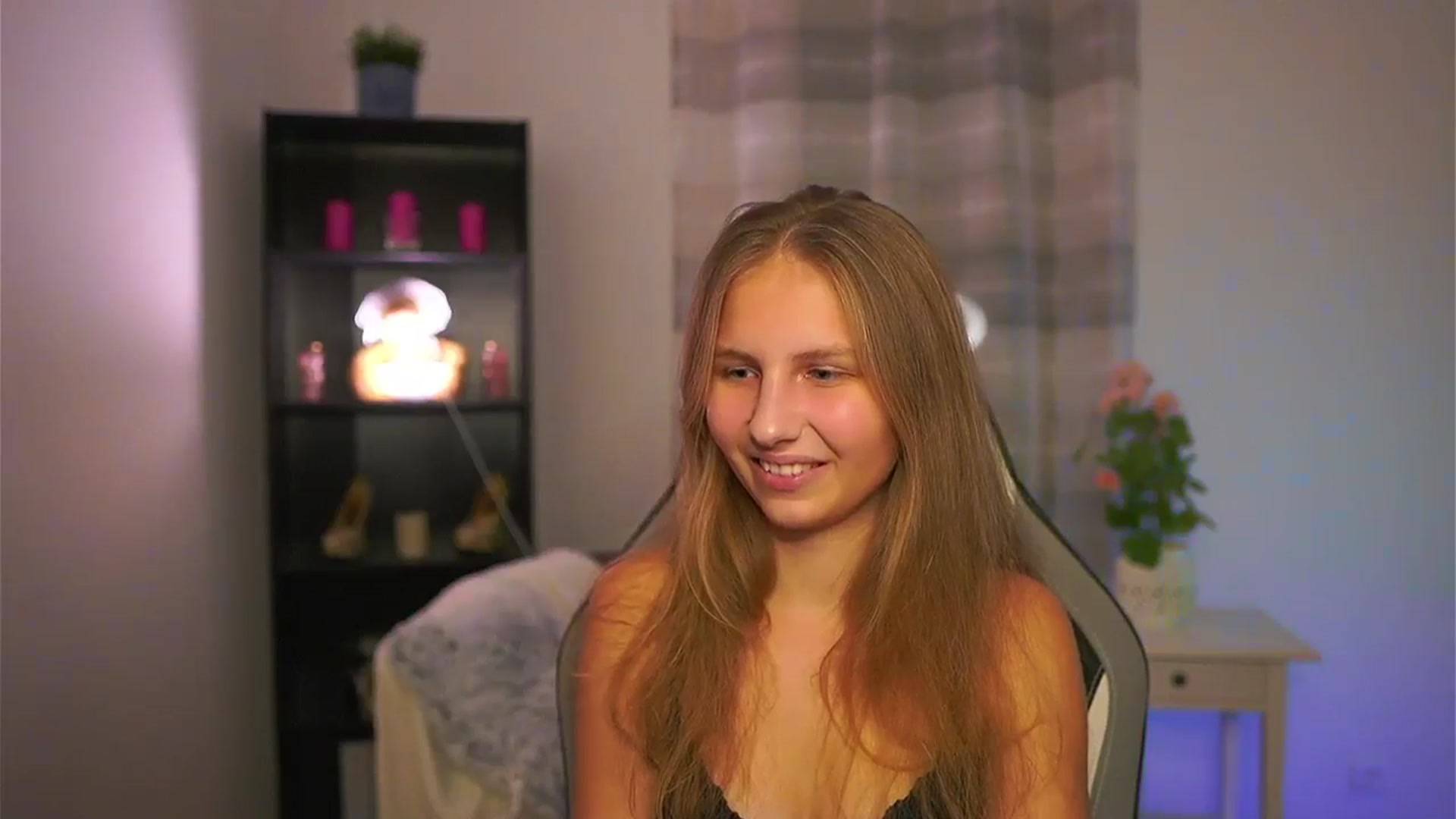 Gallery image thumbnail from Emmie_murray's myfreecams stream on, 12/19/2025, 23:08 image 5 of 20
