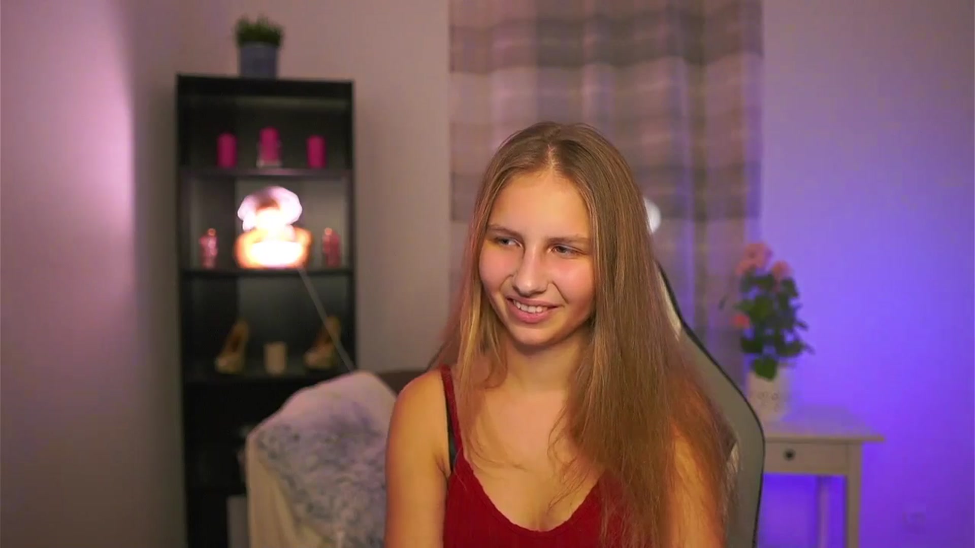 Gallery image thumbnail from Emmie_murray's myfreecams stream on, 12/19/2025, 23:51 image 2 of 20