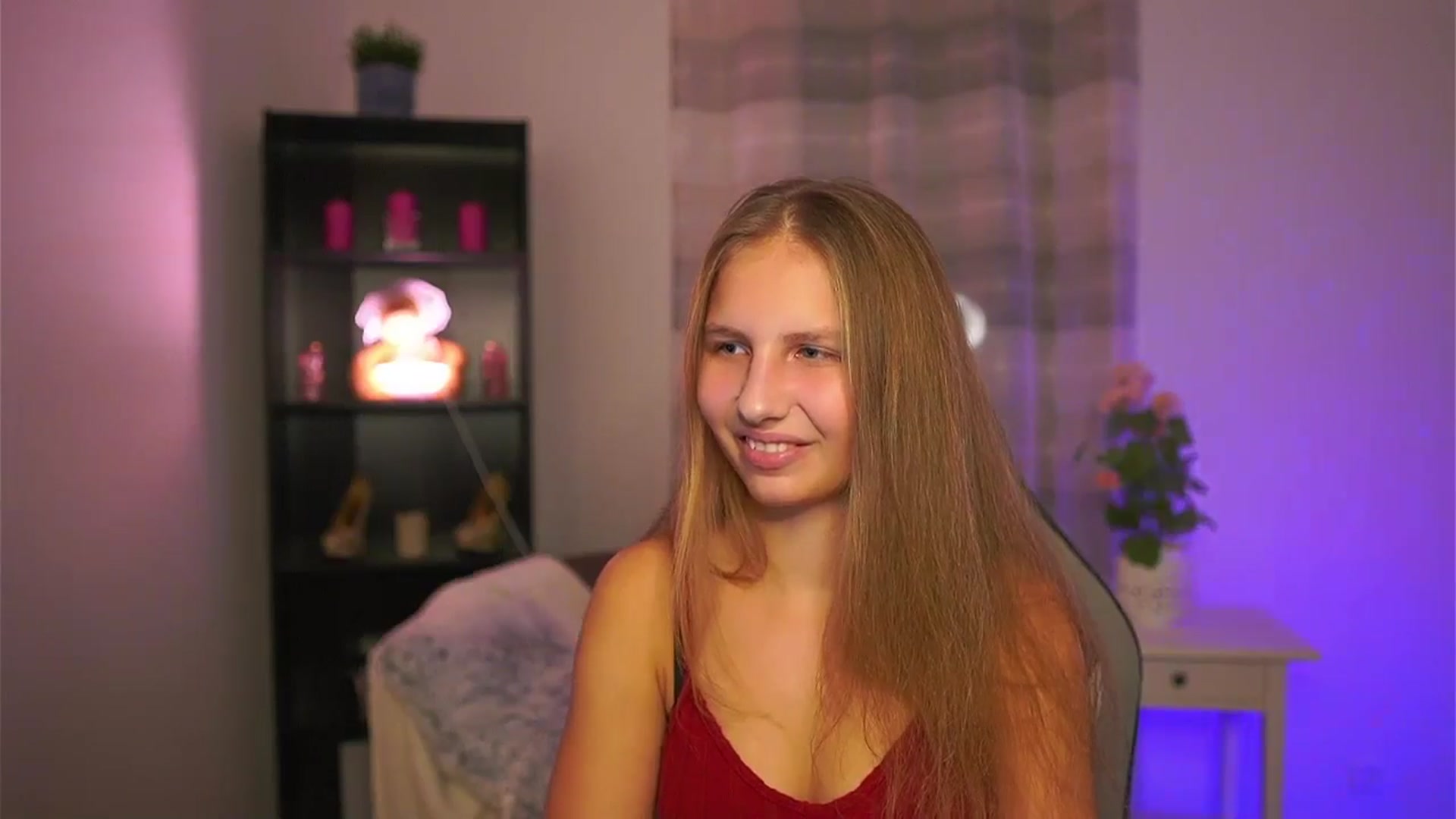 Gallery image thumbnail from Emmie_murray's myfreecams stream on, 12/19/2025, 23:51 image 6 of 20