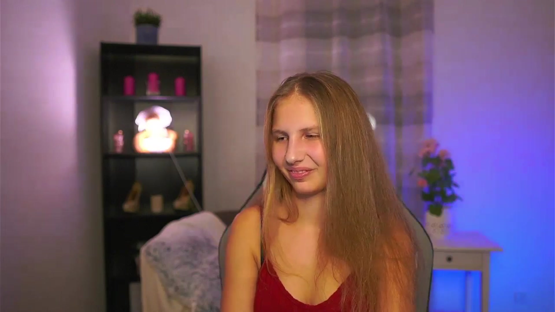 Gallery image thumbnail from Emmie_murray's myfreecams stream on, 12/19/2025, 23:51 image 5 of 20