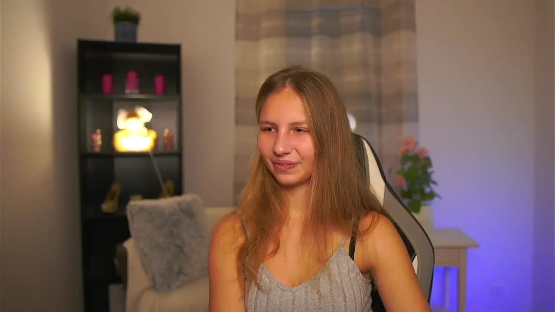 Gallery image thumbnail from Emmie_murray's myfreecams stream on, 12/20/2025, 15:06 image 10 of 20