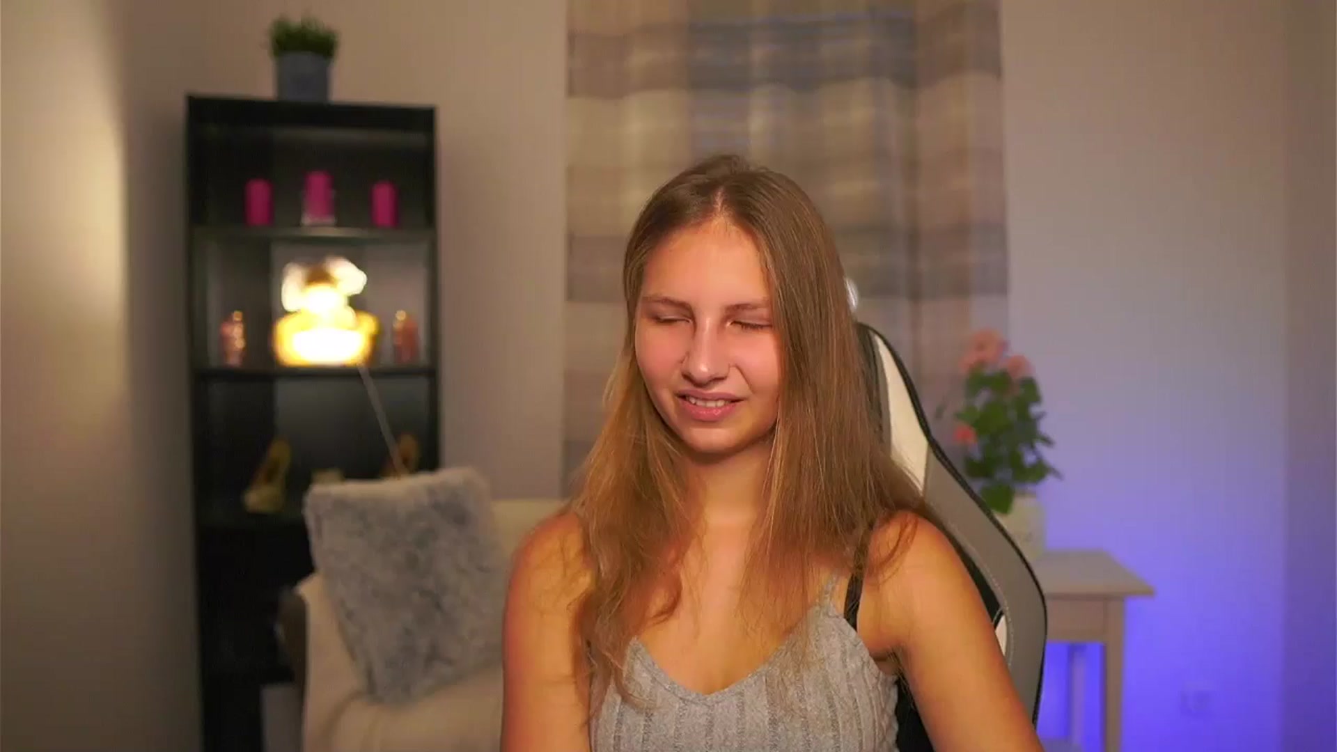 Gallery image thumbnail from Emmie_murray's myfreecams stream on, 12/20/2025, 15:06 image 9 of 20