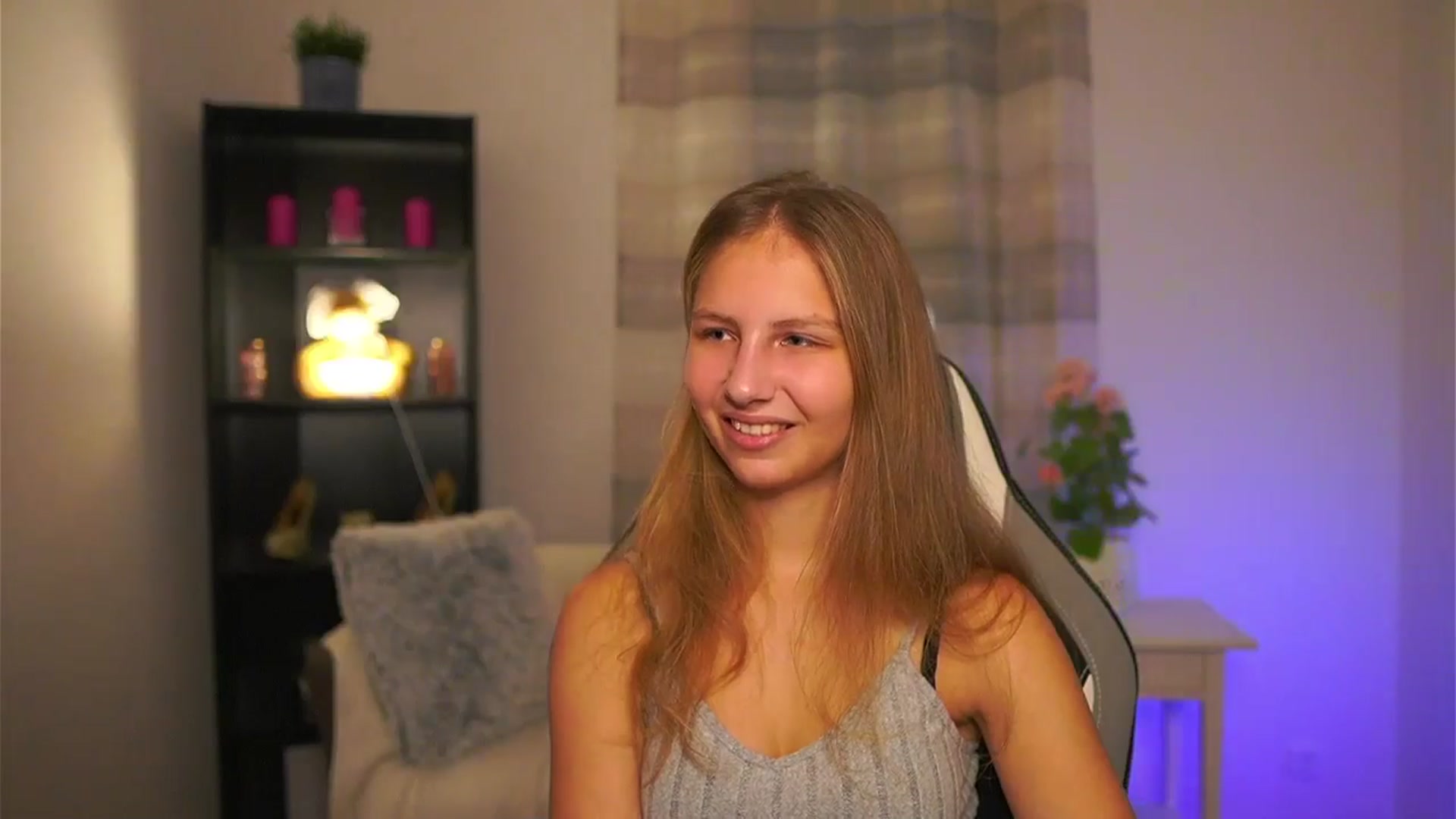Gallery image thumbnail from Emmie_murray's myfreecams stream on, 12/20/2025, 15:06 image 14 of 20