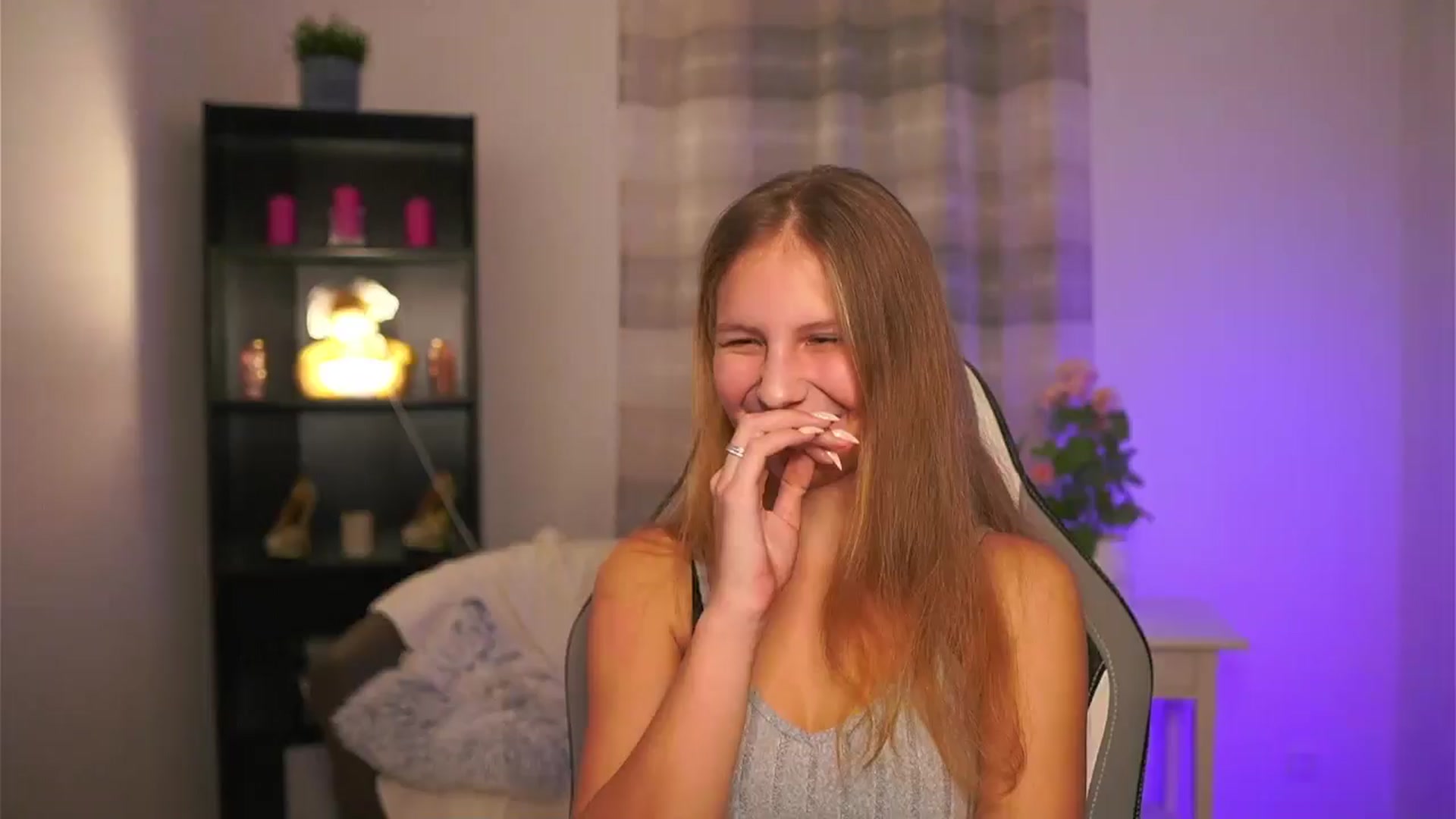 Gallery image thumbnail from Emmie_murray's myfreecams stream on, 12/20/2025, 21:40 image 5 of 20