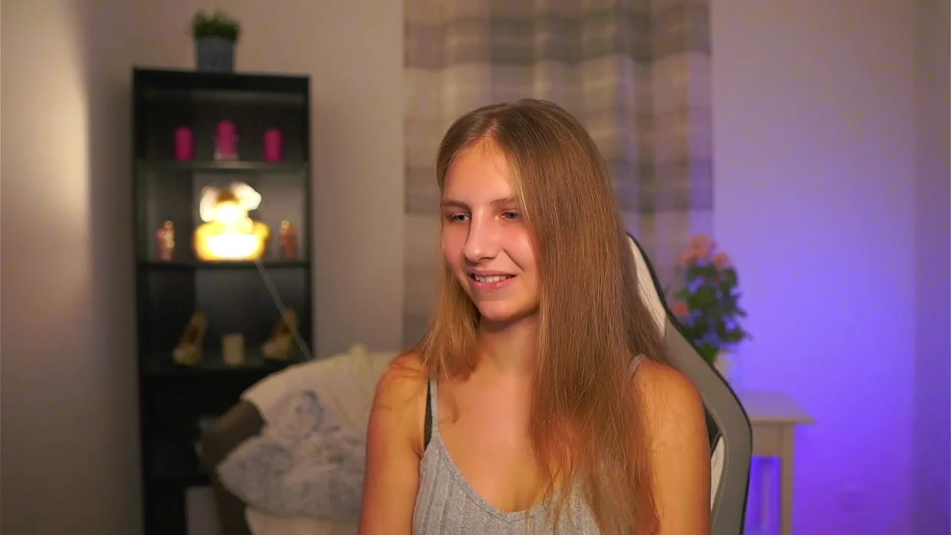 Gallery image thumbnail from Emmie_murray's myfreecams stream on, 12/20/2025, 21:40 image 4 of 20