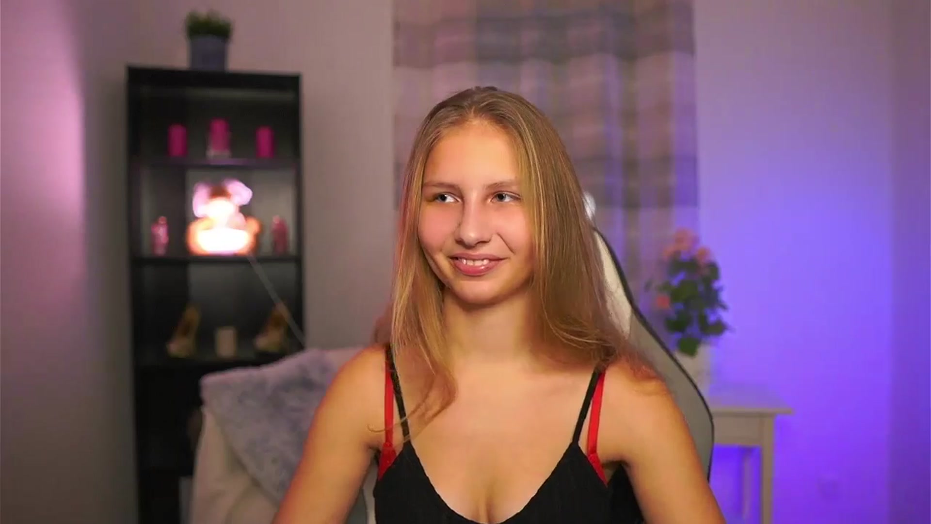 Gallery image thumbnail from Emmie_murray's myfreecams stream on, 12/21/2025, 15:01 image 4 of 20
