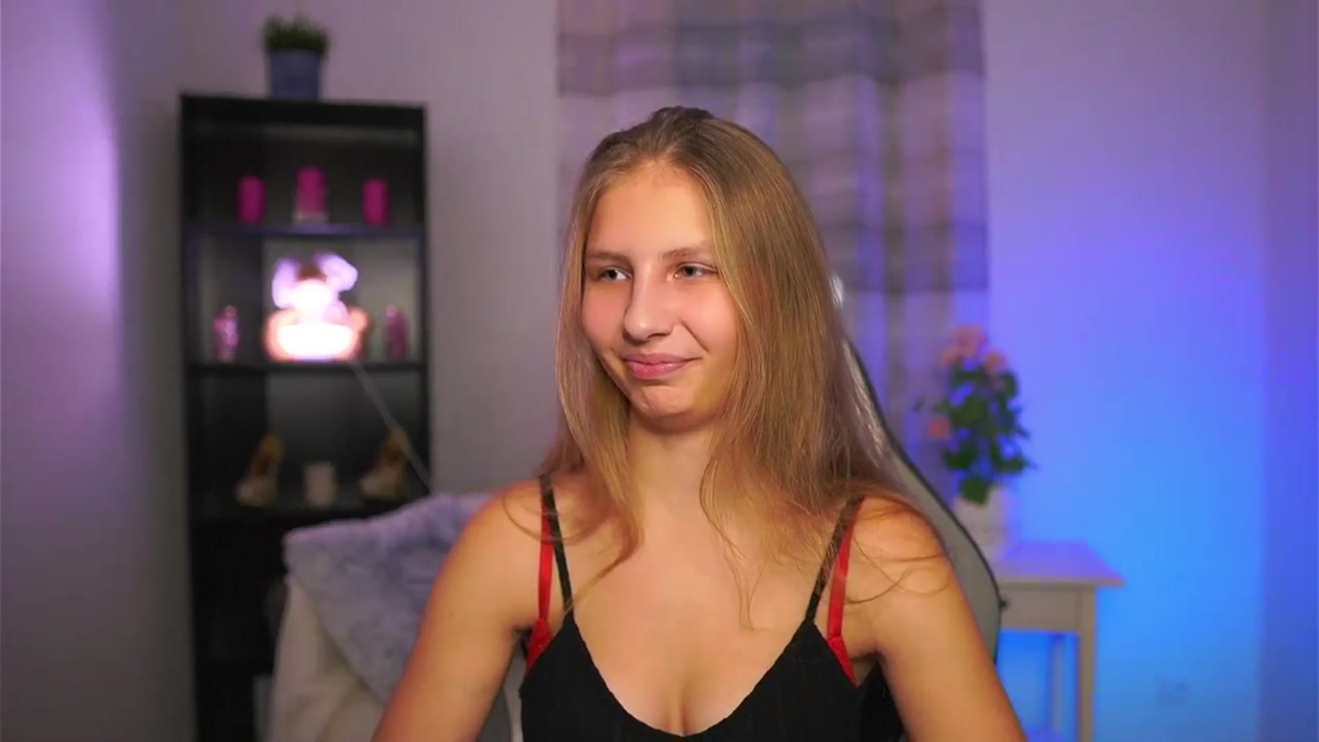 Gallery image thumbnail from Emmie_murray's myfreecams stream on, 12/21/2025, 15:01 image 3 of 20