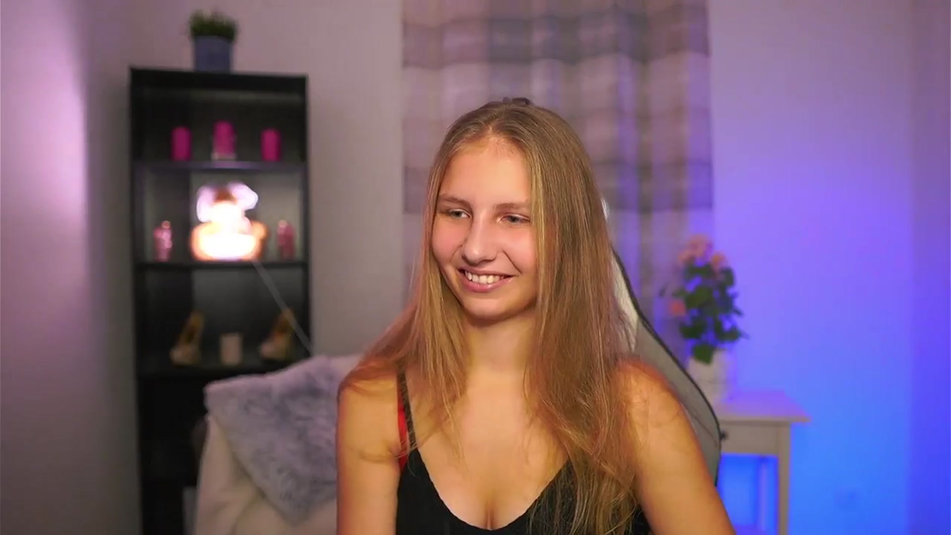 Gallery image thumbnail from Emmie_murray's myfreecams stream on, 12/21/2025, 15:01 image 8 of 20