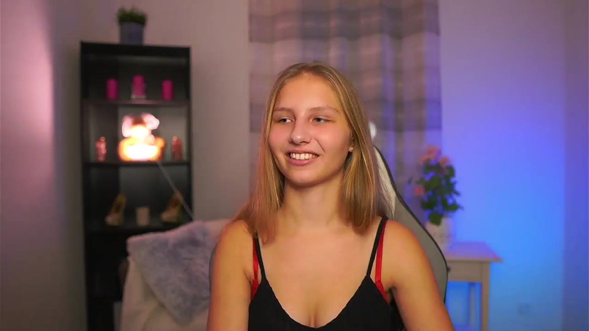 Gallery image thumbnail from Emmie_murray's myfreecams stream on, 12/21/2025, 15:01 image 10 of 20