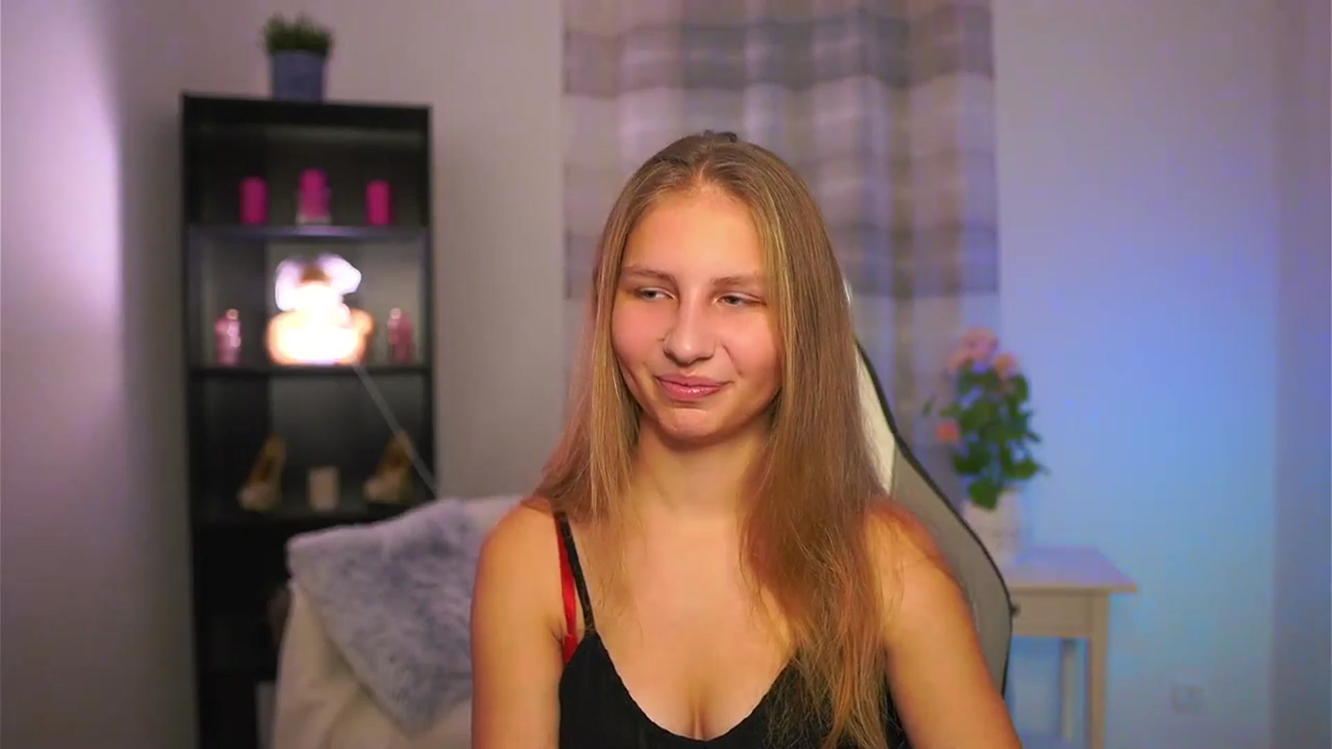 Gallery image thumbnail from Emmie_murray's myfreecams stream on, 12/21/2025, 15:01 image 5 of 20