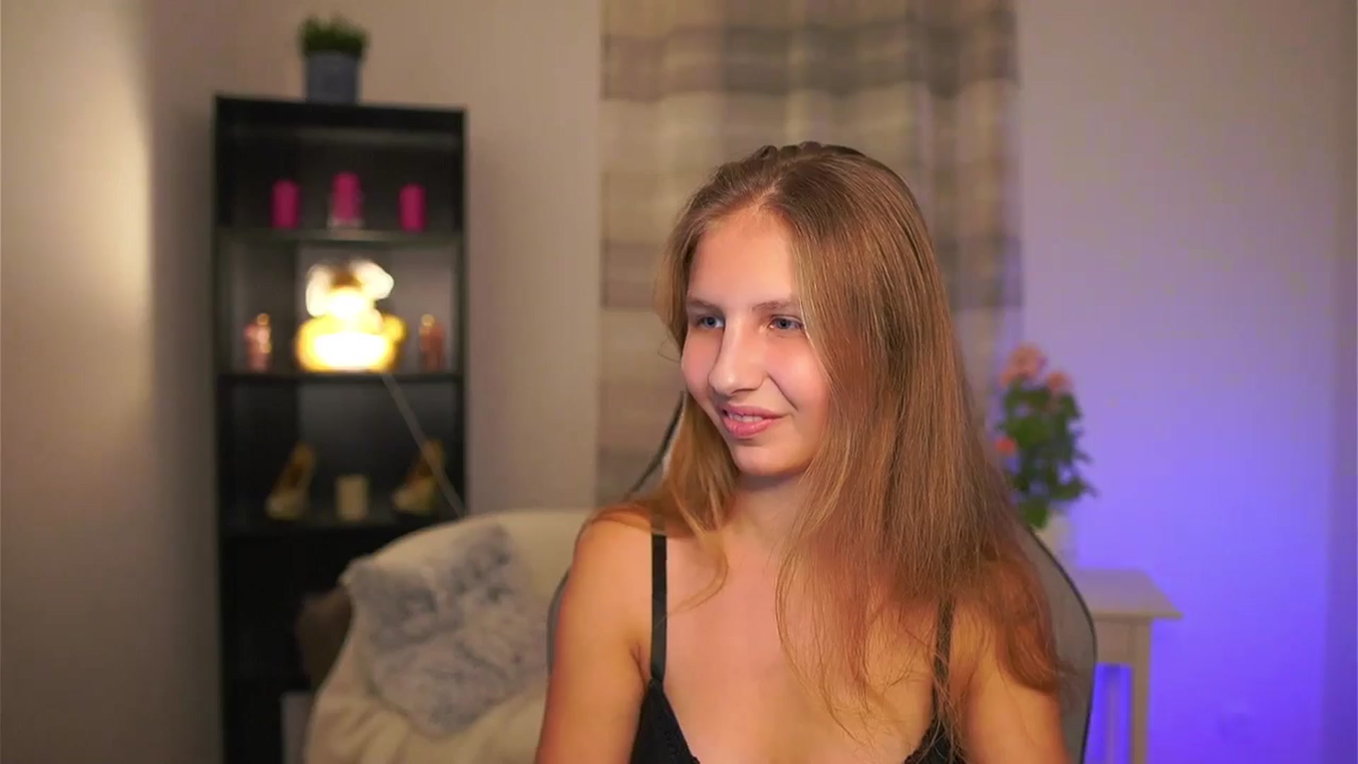 Gallery image thumbnail from Emmie_murray's myfreecams stream on, 12/23/2025, 18:13 image 7 of 20